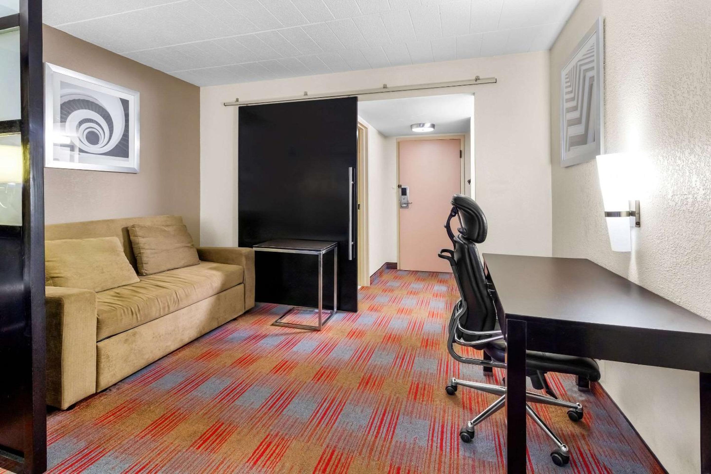 King Room - Non-Smoking - Photo 2