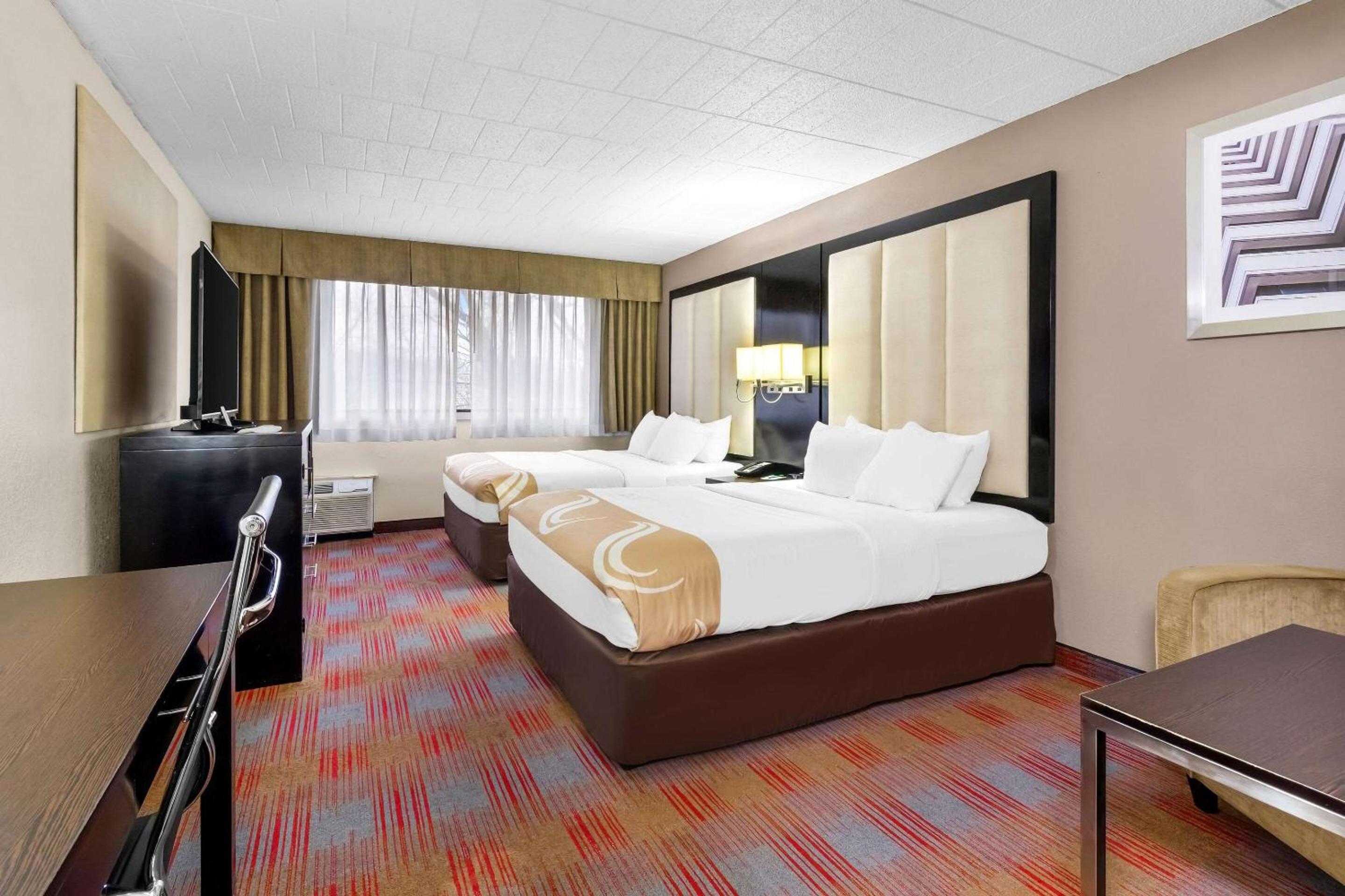 Queen Room with Two Queen Beds - Non-Smoking - Photo 2