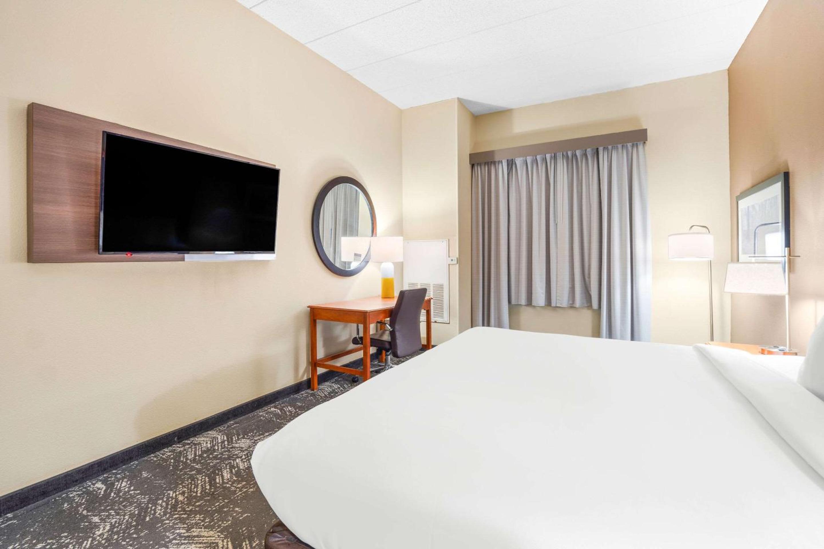King Suite - Non-Smoking - Photo 2