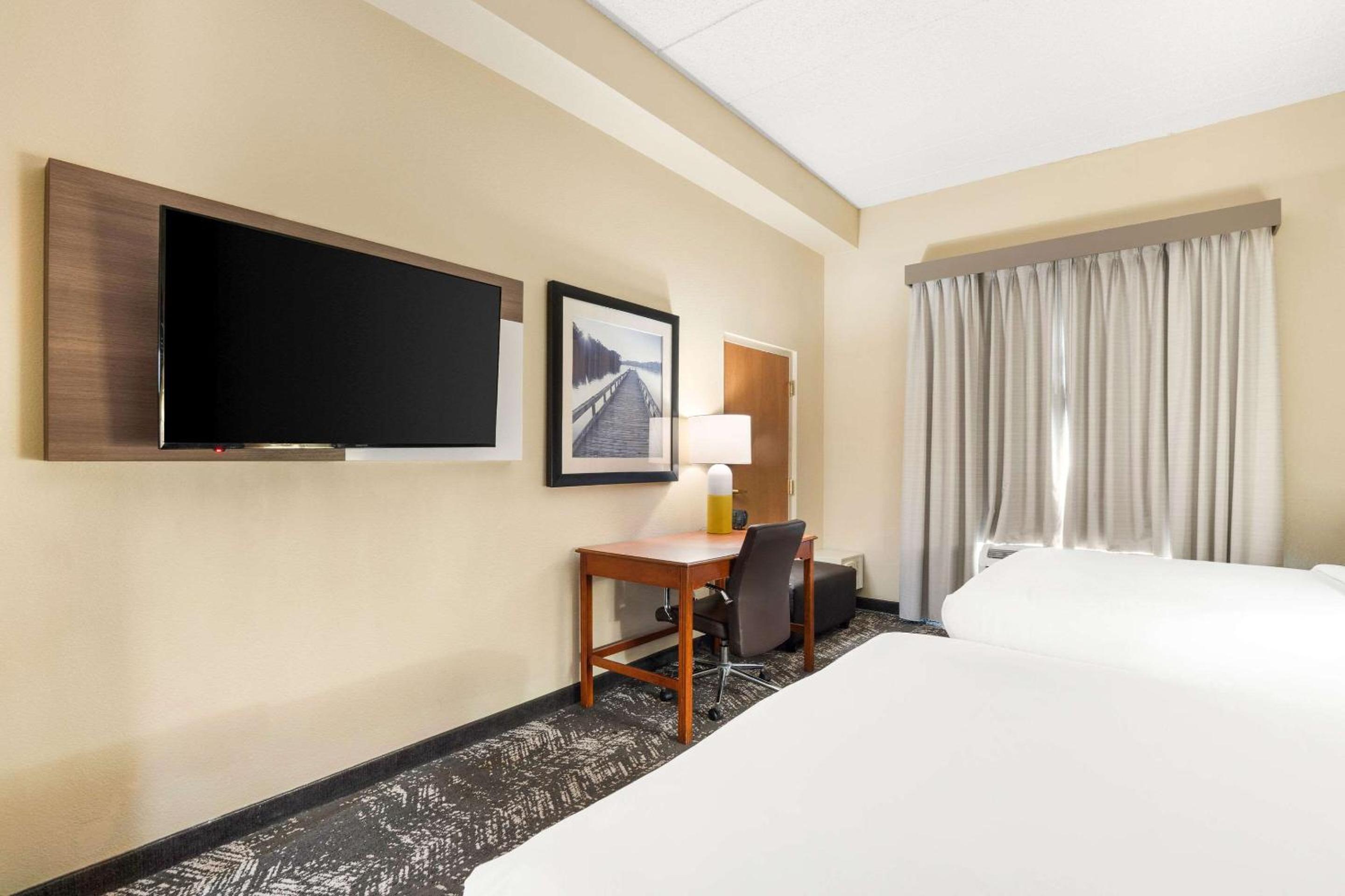 Queen Suite with Two Queen Beds - Photo 2