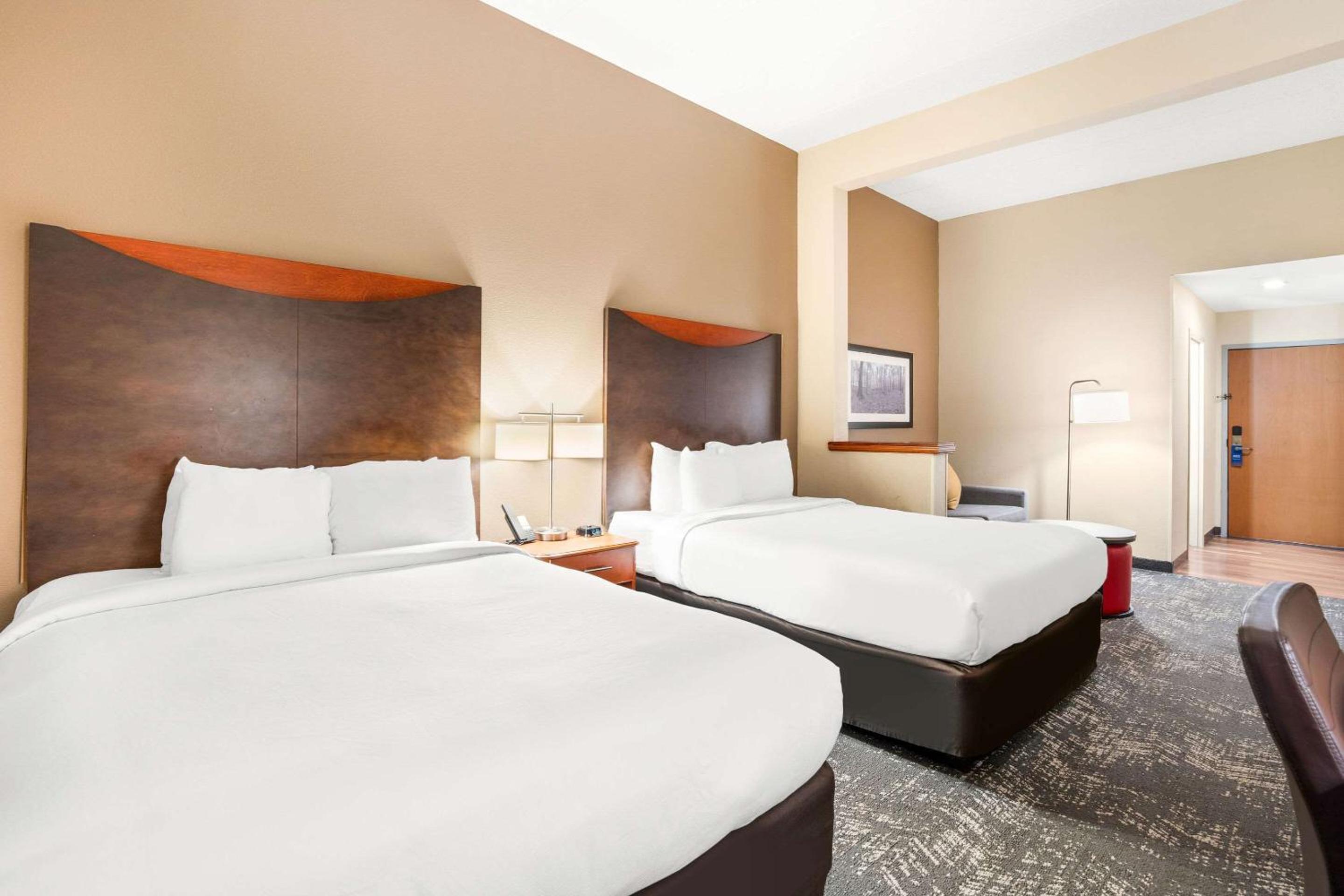 Queen Suite with Two Queen Beds - Photo 5