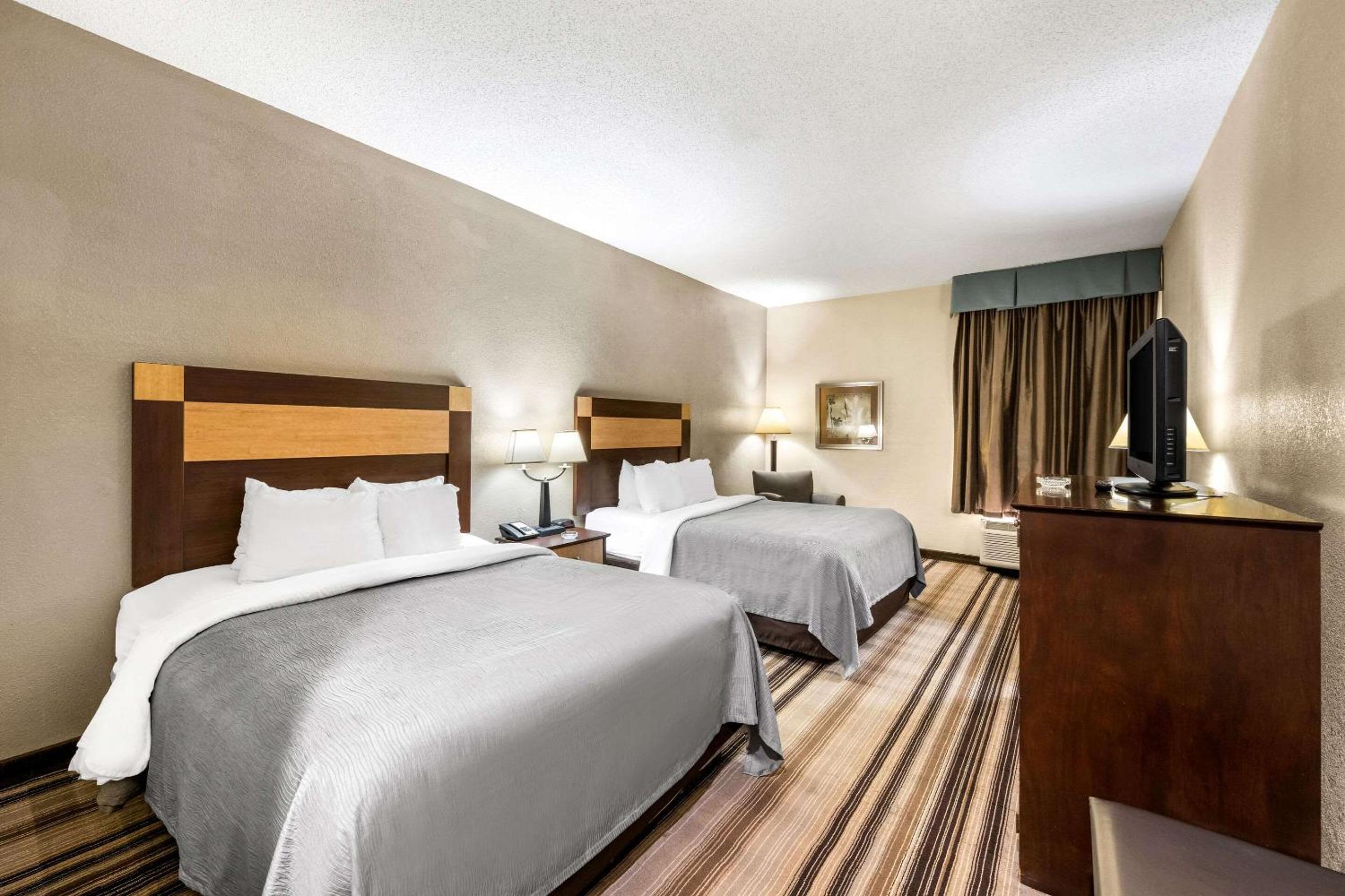 Queen Room with Two Queen Beds - Non-Smoking - Photo 1