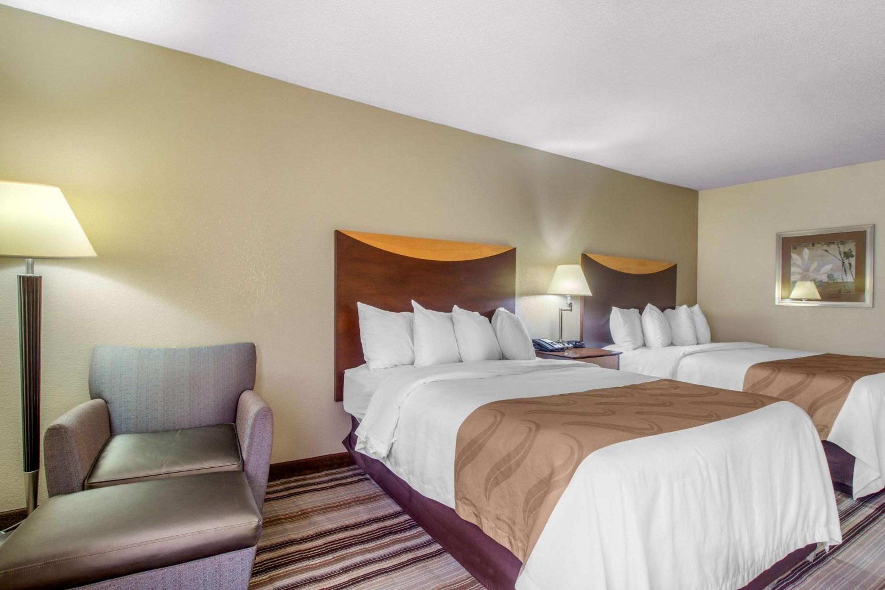 Queen Room with Two Queen Beds - Non-Smoking - Photo 2