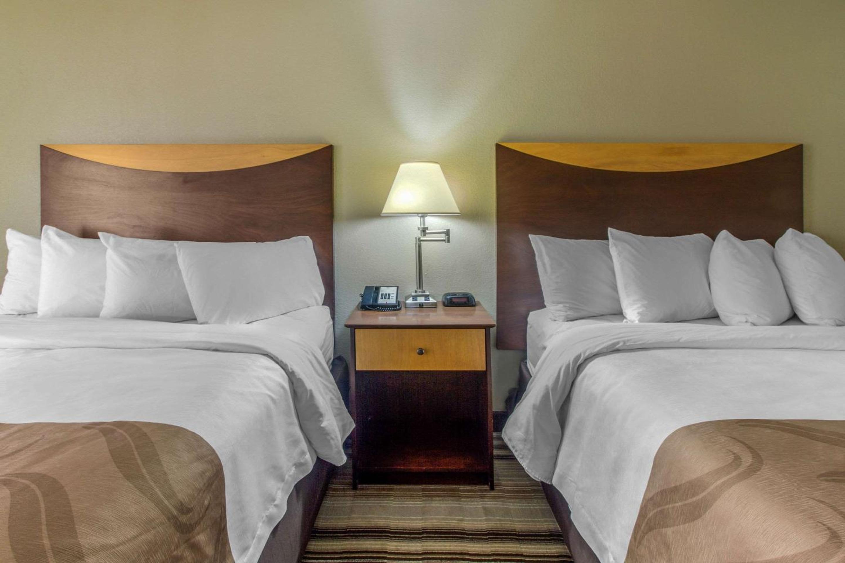 Queen Room with Two Queen Beds - Non-Smoking - Photo 4