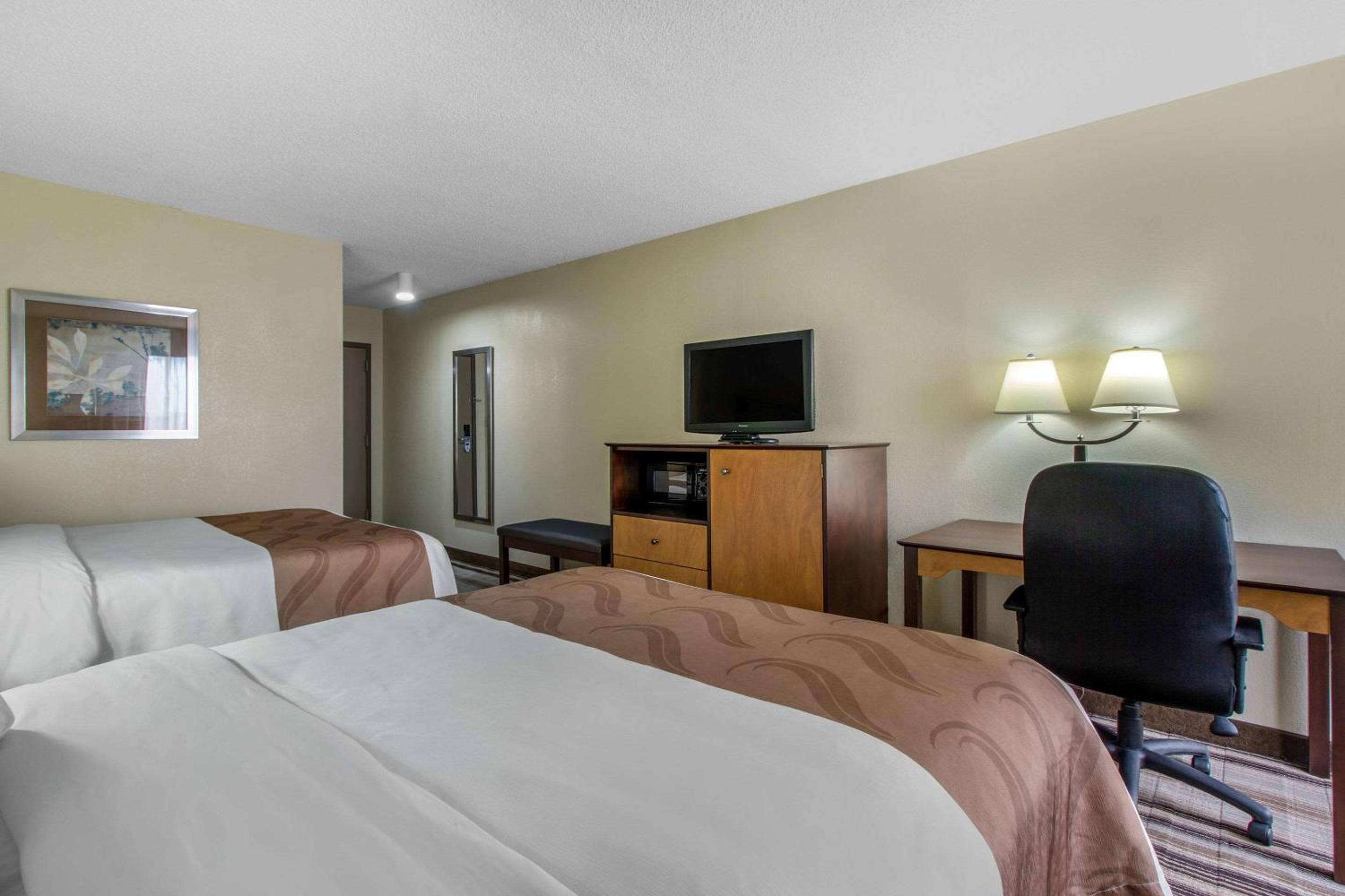 Queen Room with Two Queen Beds - Non-Smoking - Photo 3