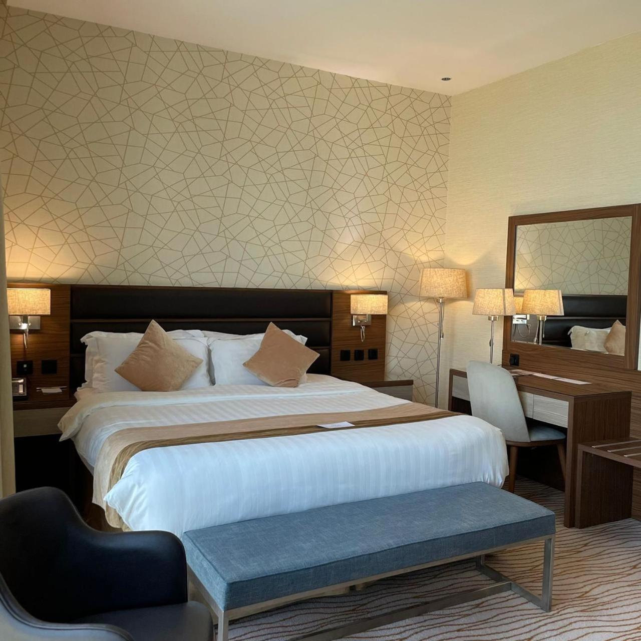 Deluxe King Suite