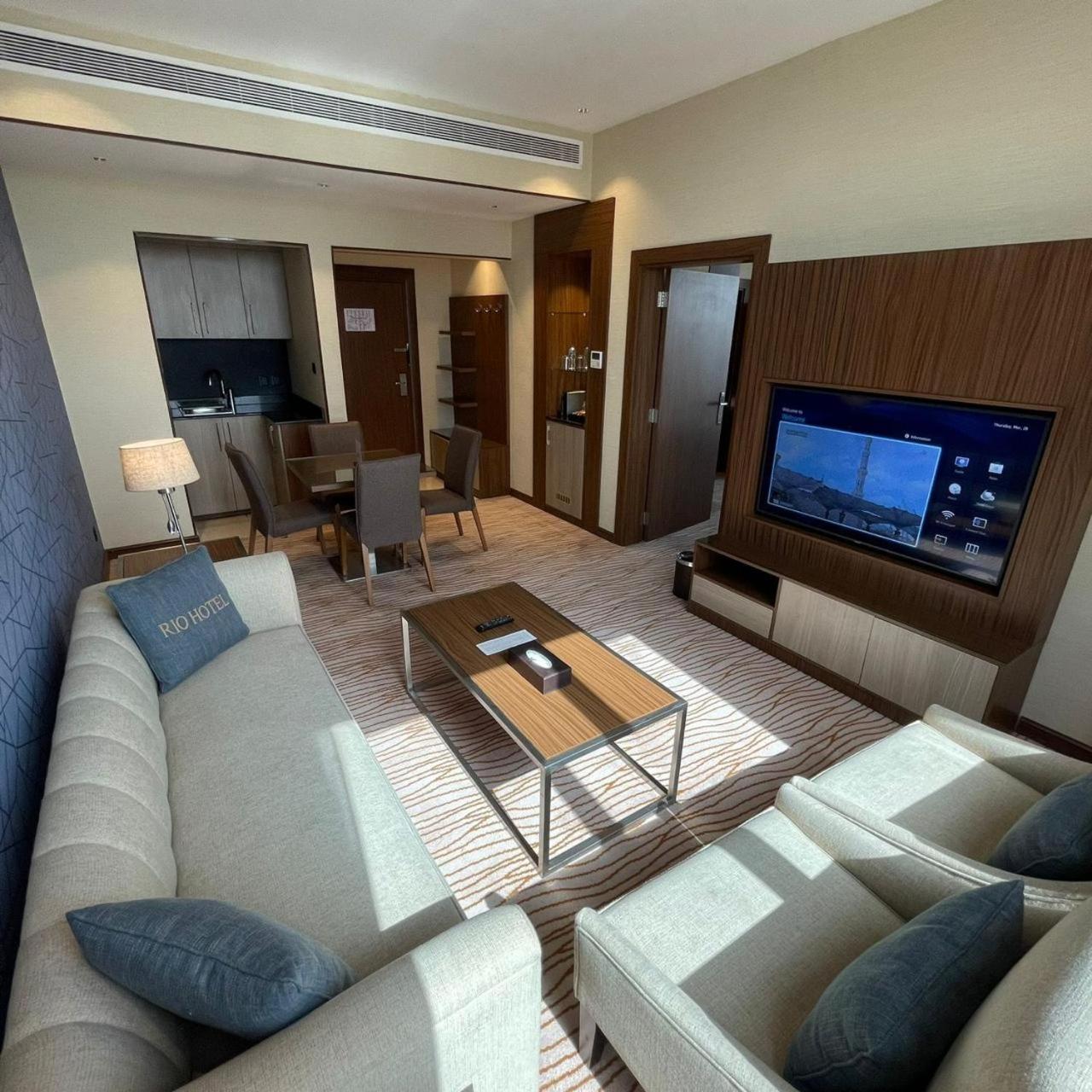 Deluxe King Suite thumbnail 6