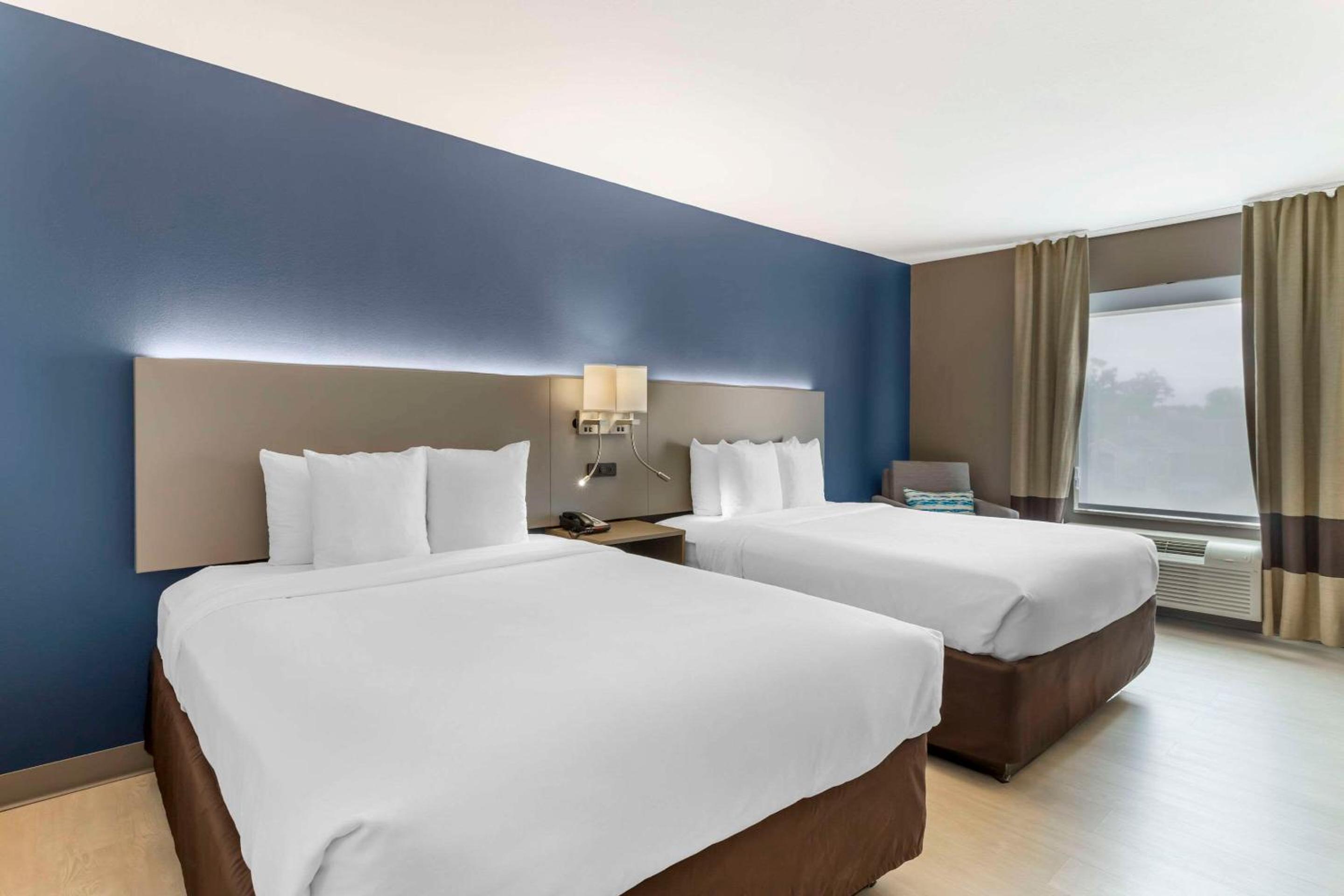 Queen Room with Two Queen Beds - Non-Smoking - Photo 1