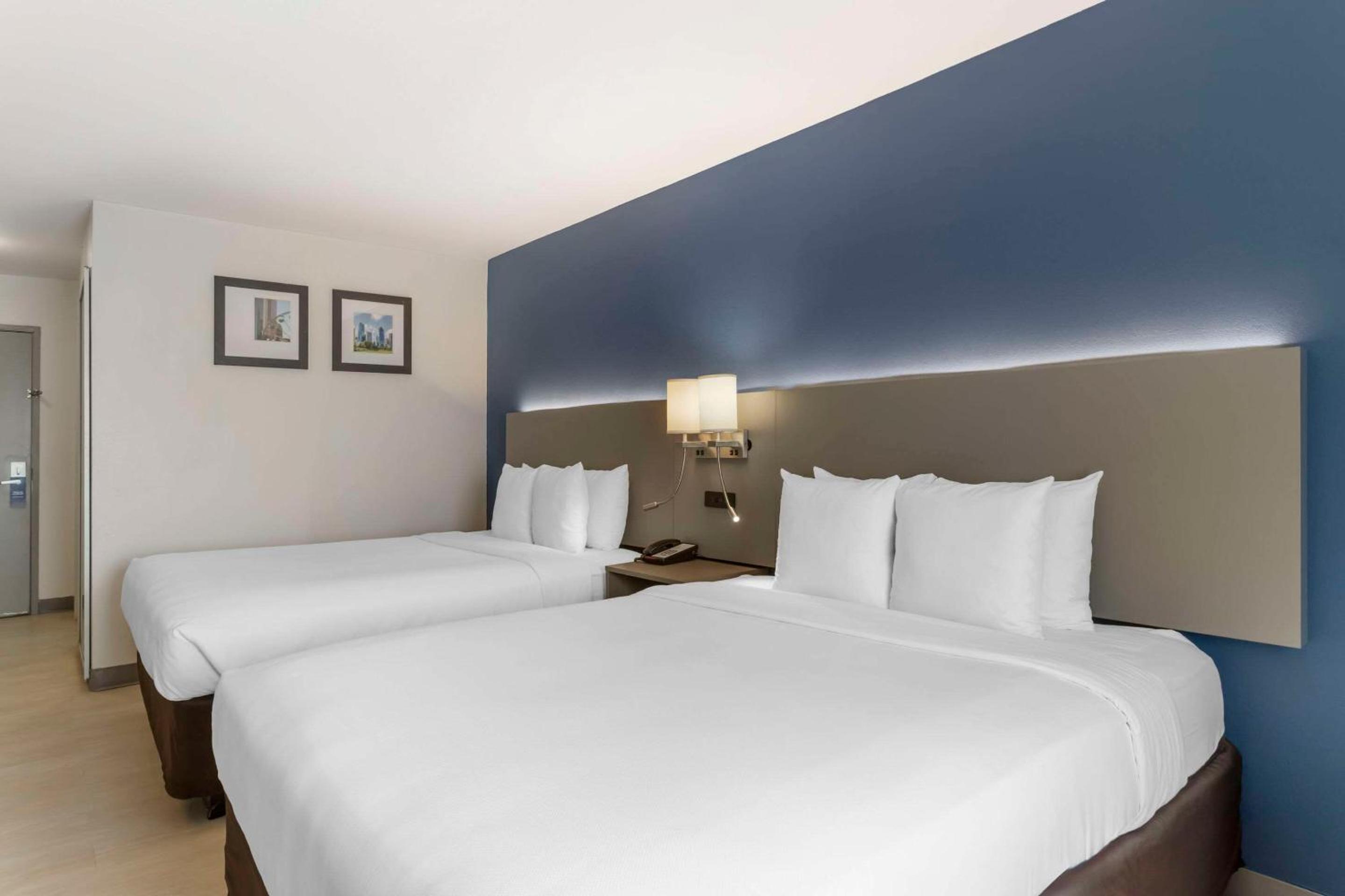 Queen Room with Two Queen Beds - Non-Smoking - Photo 2