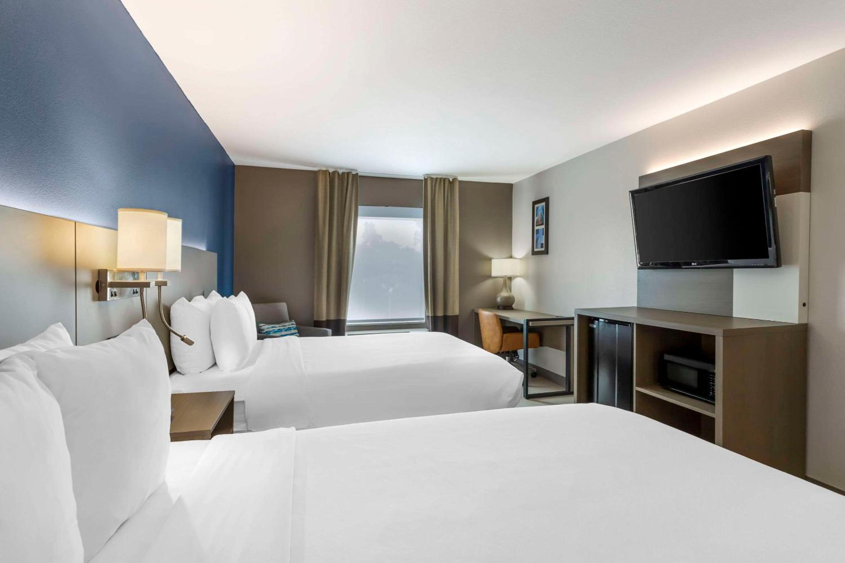 Queen Room with Two Queen Beds - Non-Smoking - Photo 5