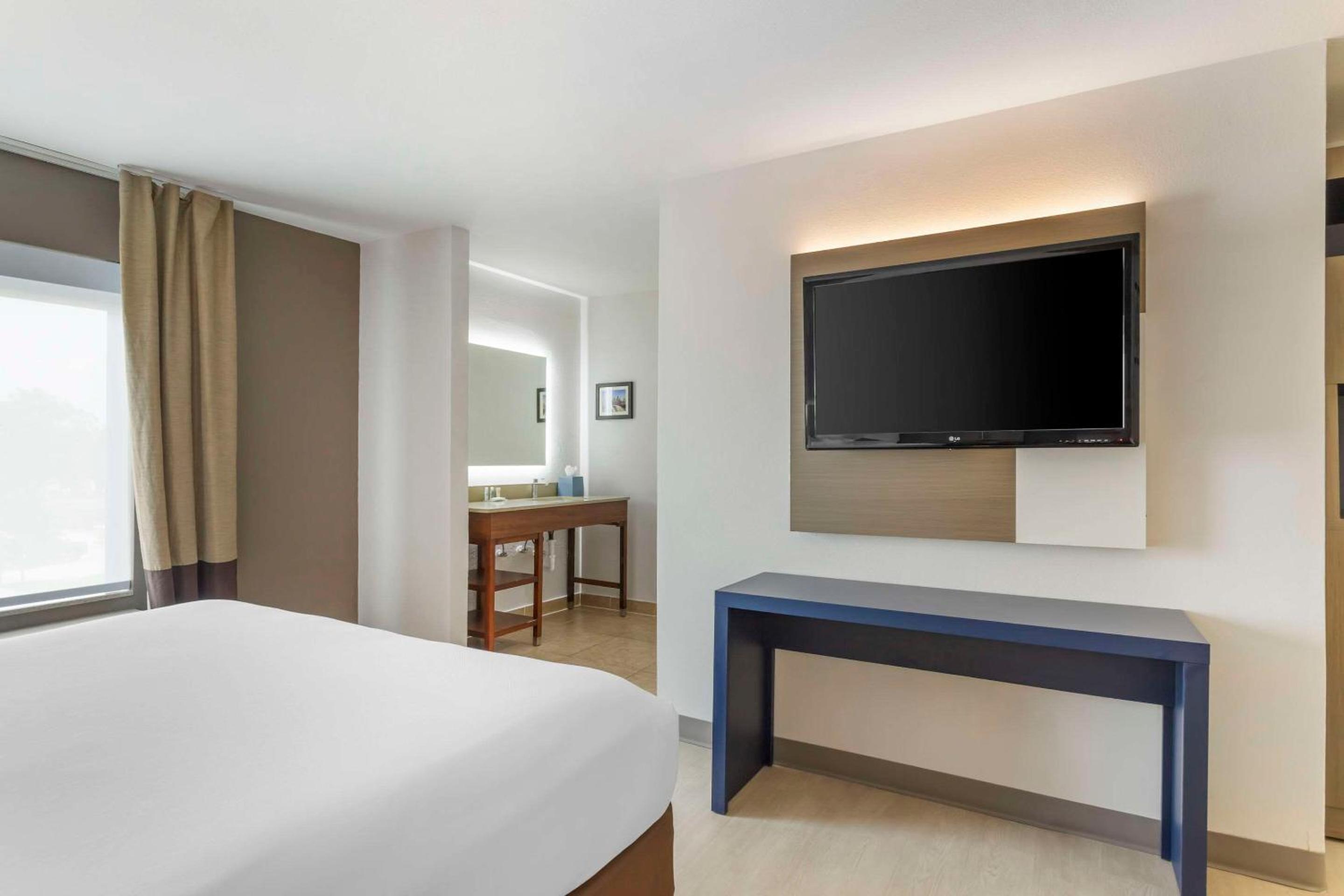 King Suite - Non-Smoking - Photo 2