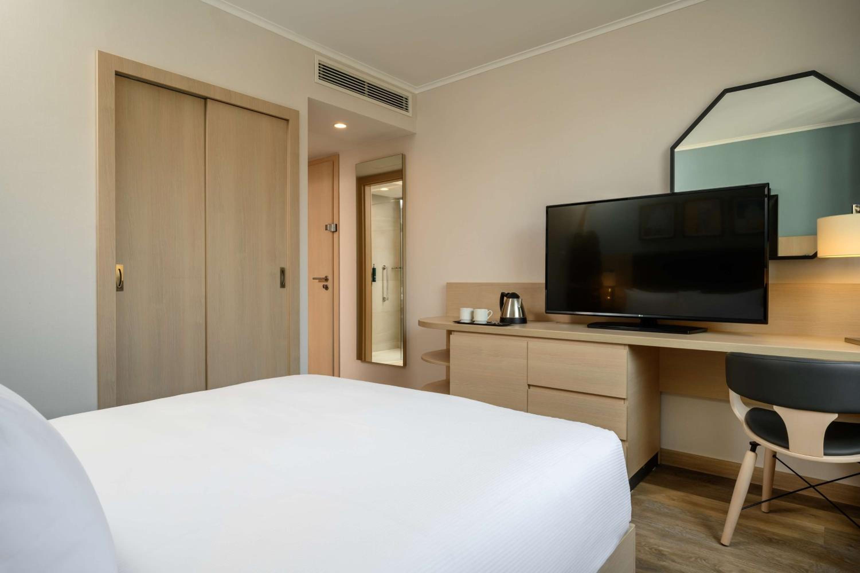 Queen Guest Room - Photo 9