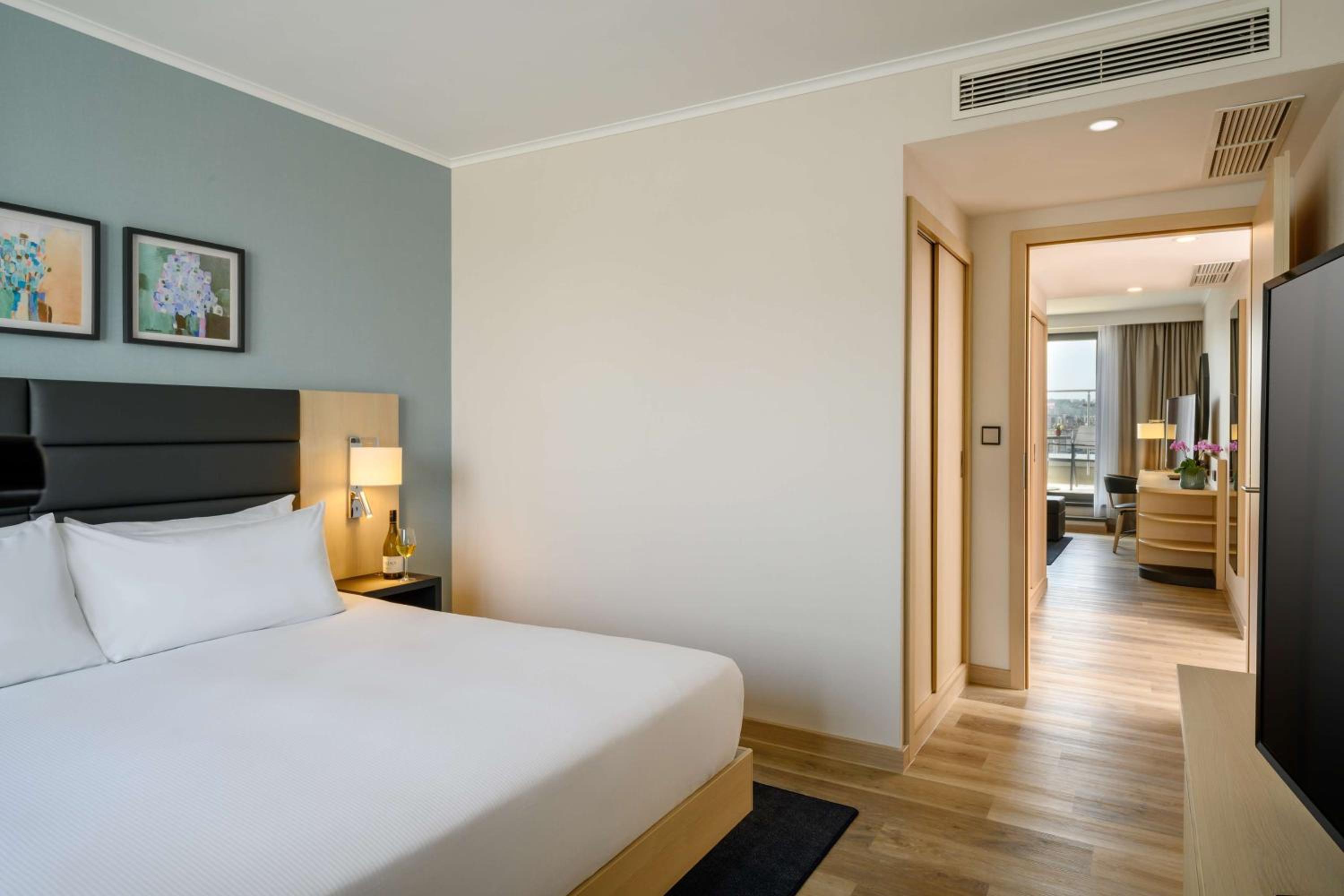 One-Bedroom King Suite thumbnail 6