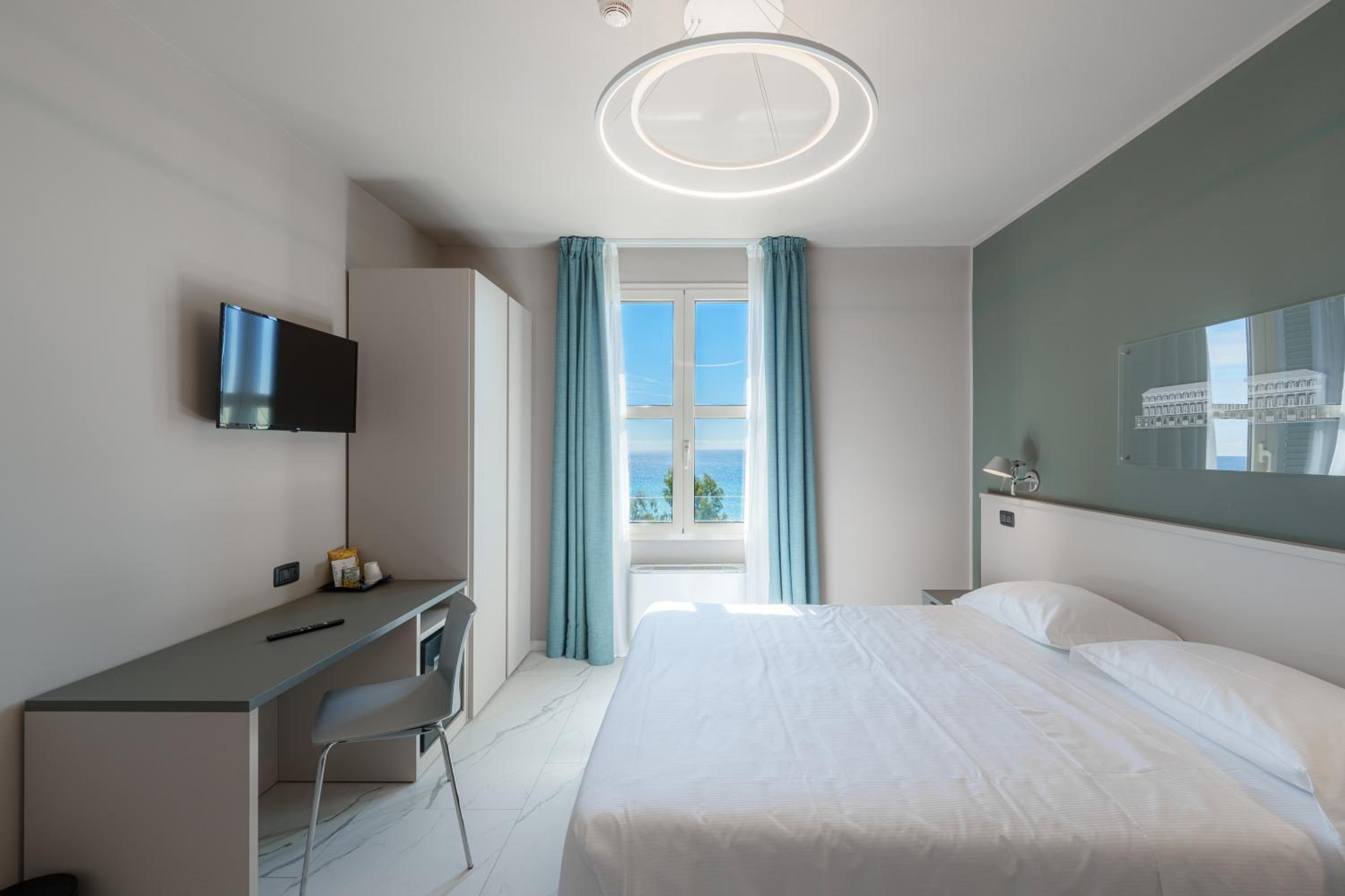 Superior Double Room - Main Building with Sea View - Photo 1