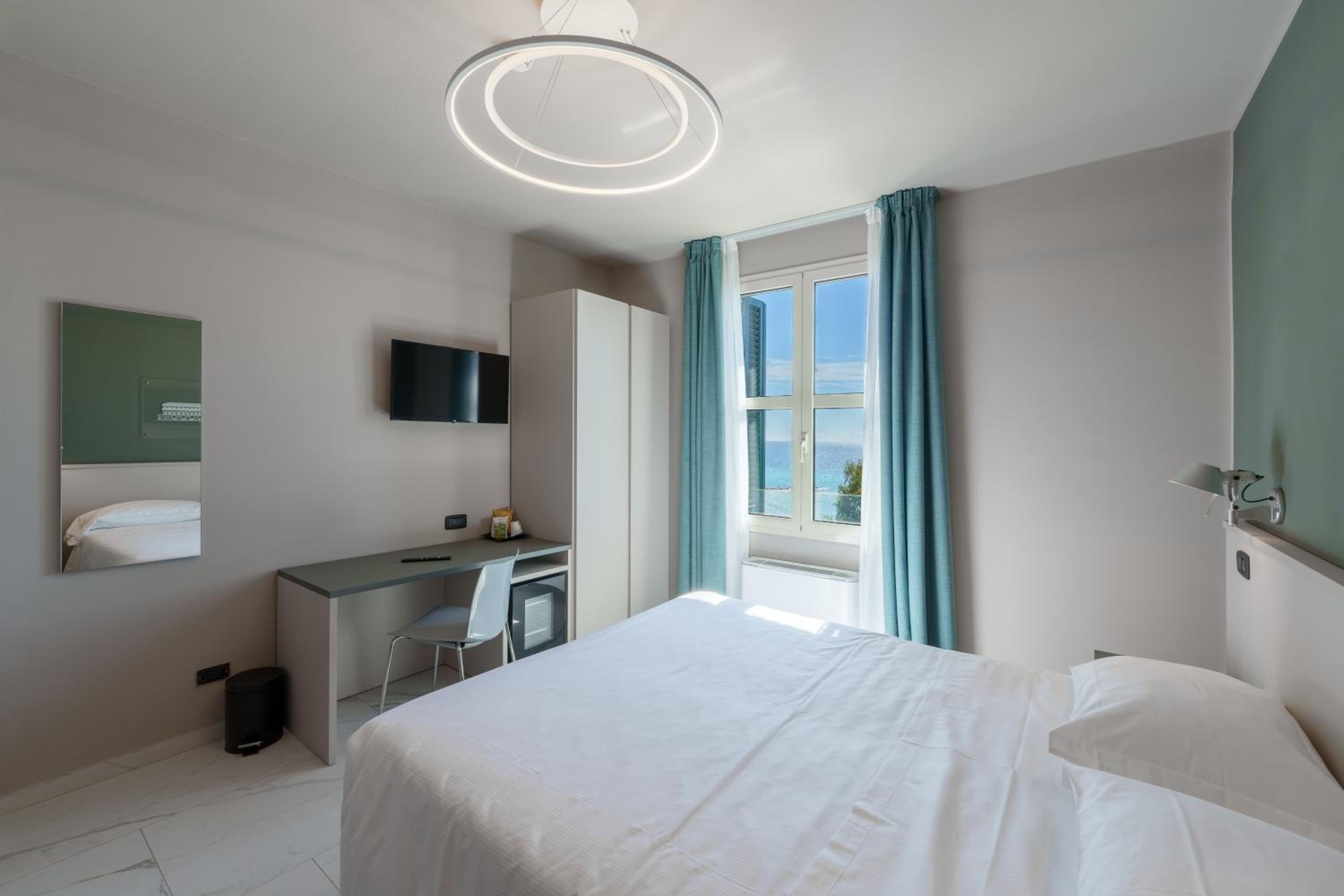 Superior Double Room - Main Building with Sea View - Photo 3