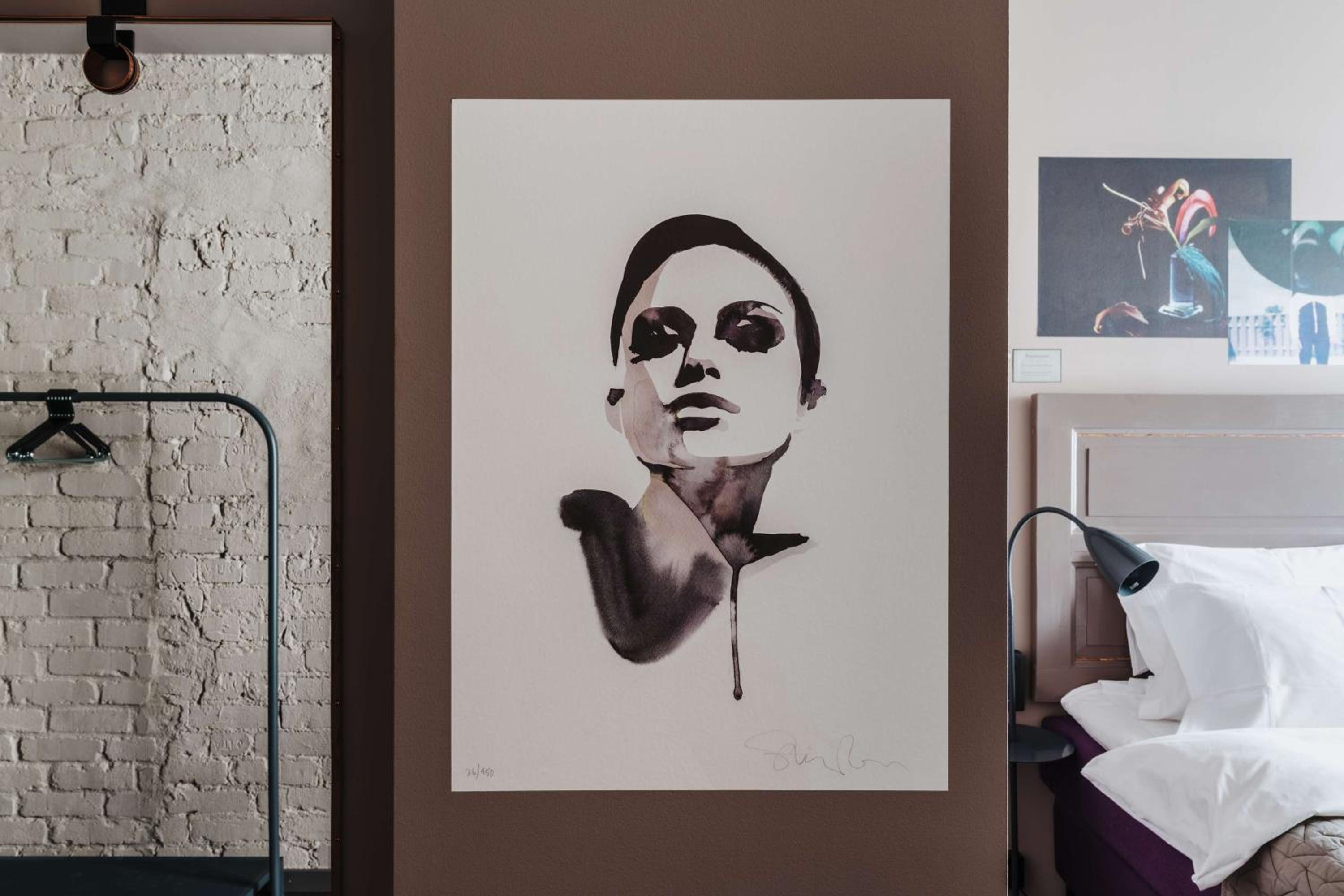 Queen Room photo 2