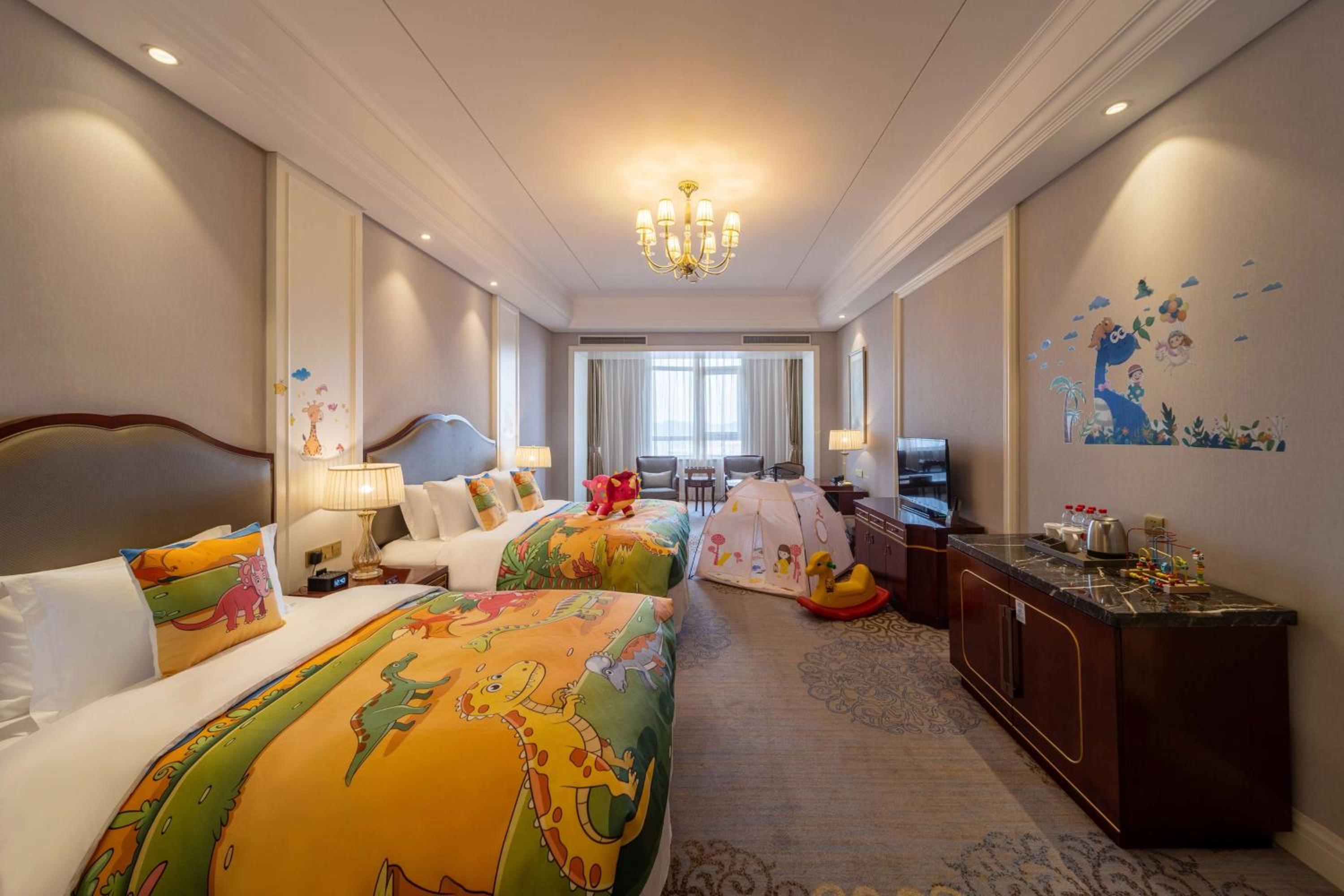 Family Room with King and Single Bed - Non-Smoking