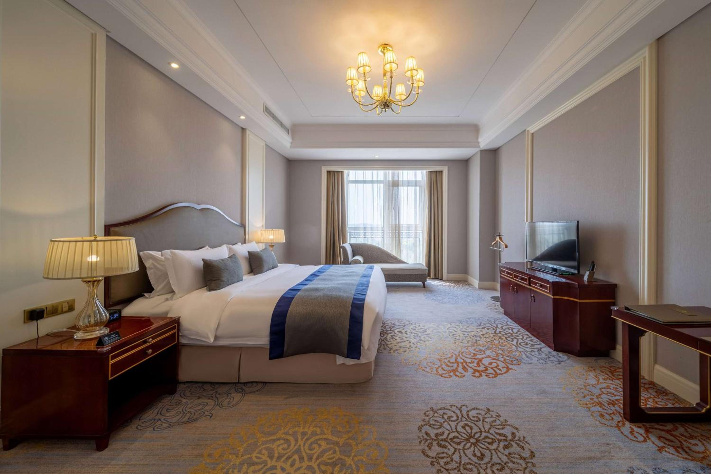 Deluxe Business King Room - Non-Smoking