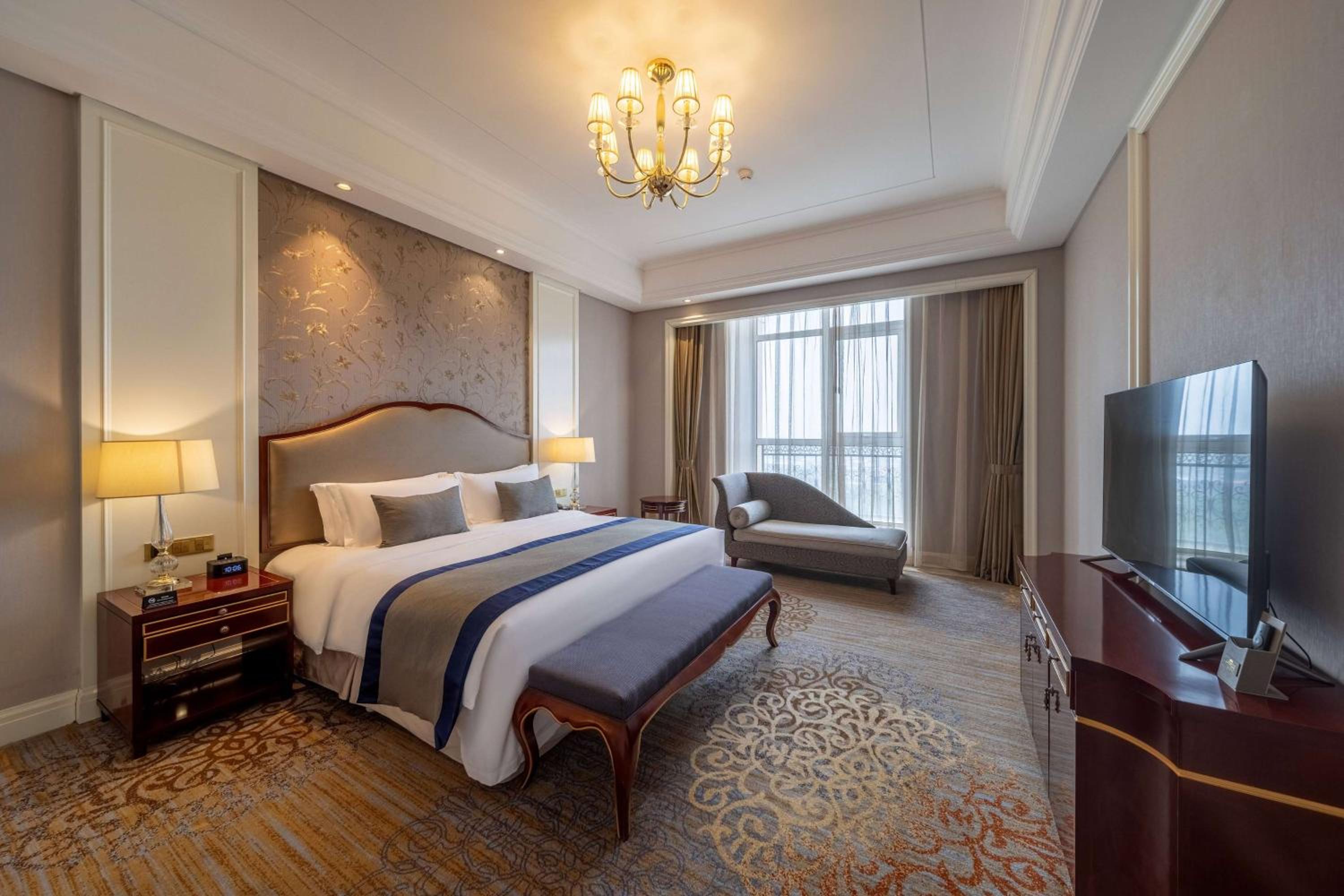 Deluxe King Suite - Non-Smoking