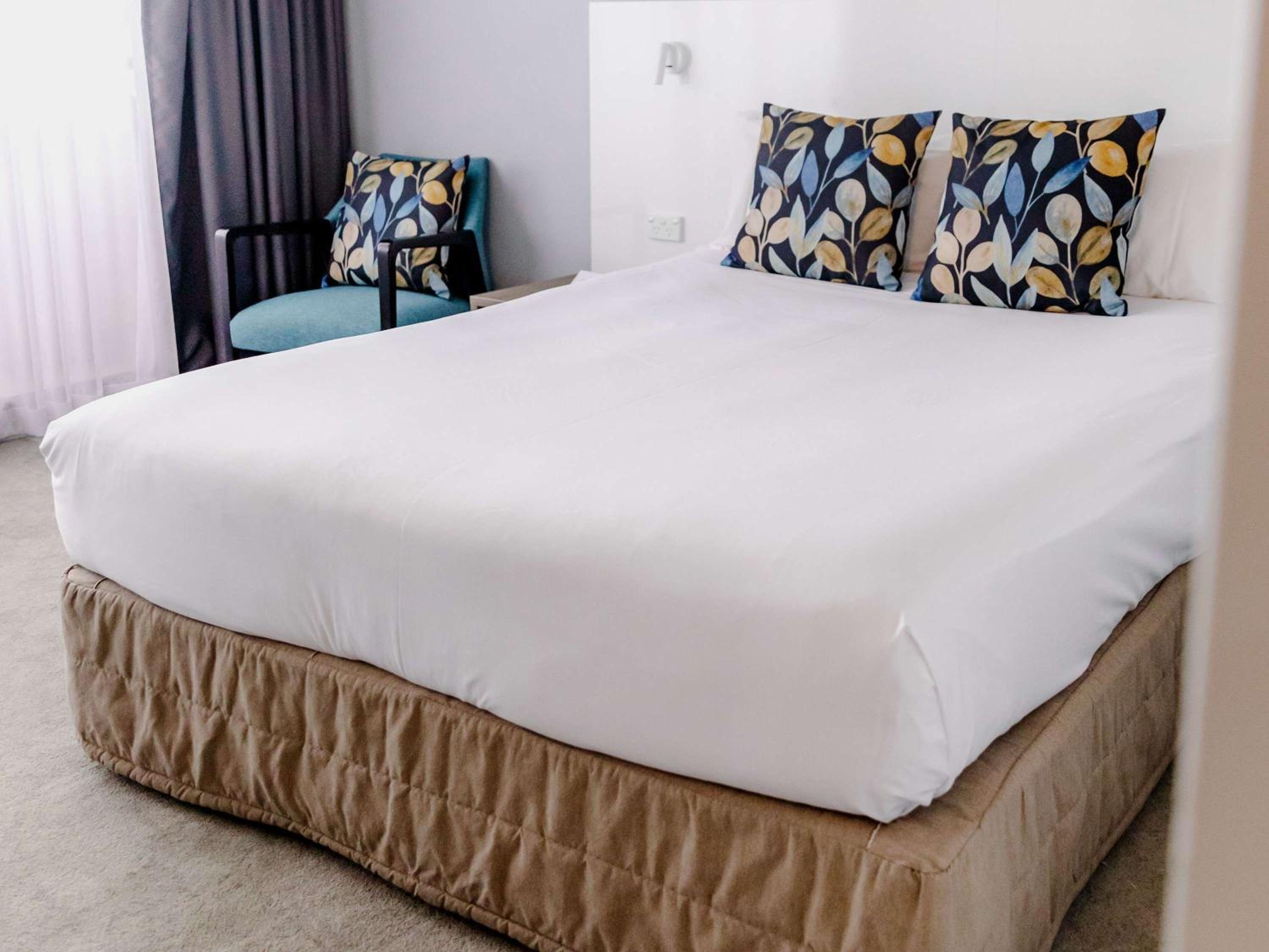 Deluxe Queen or King Room with Balcony - High Floor - Photo 9