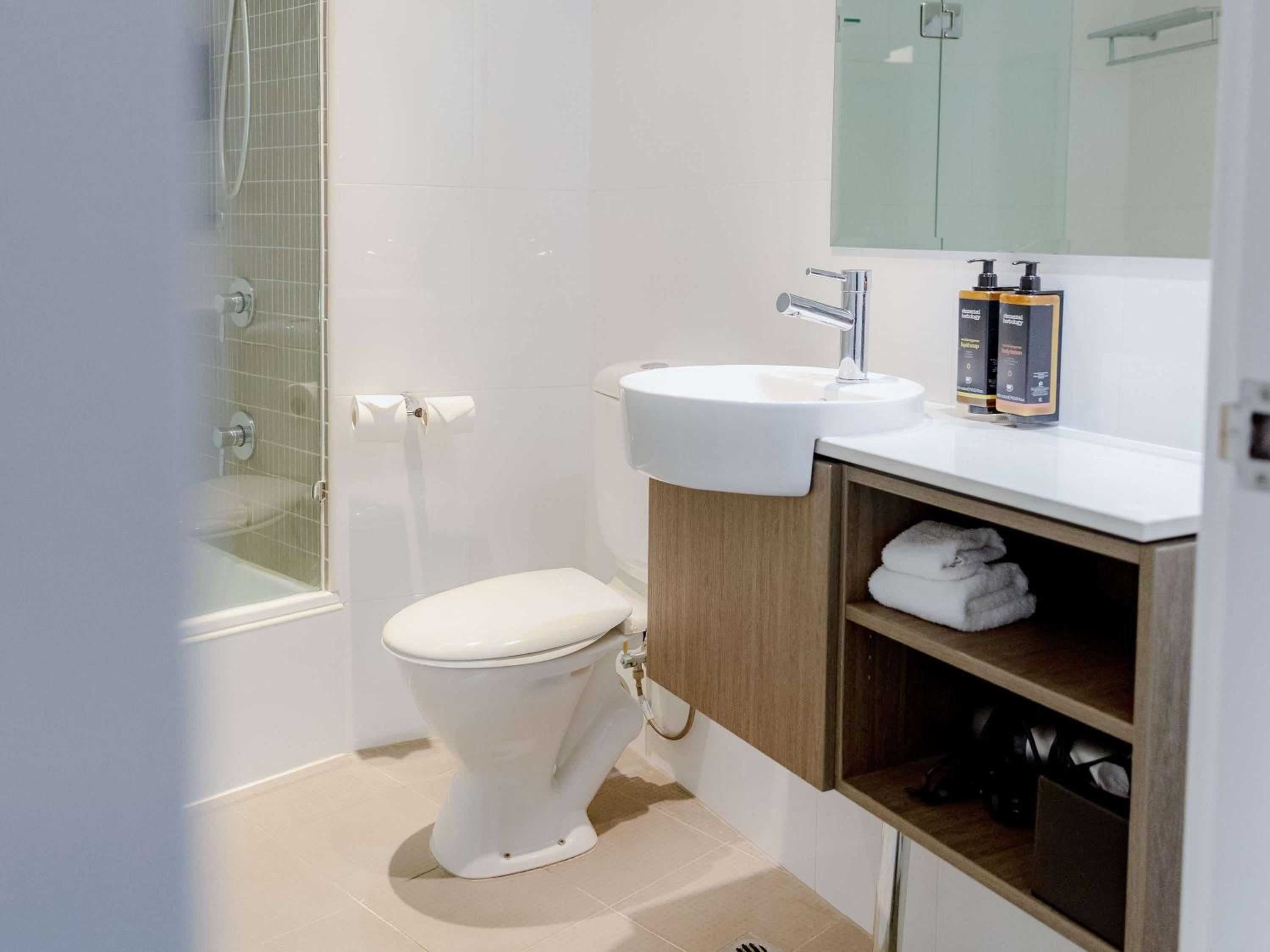 Deluxe Queen or King Room with Balcony - High Floor - Photo 7