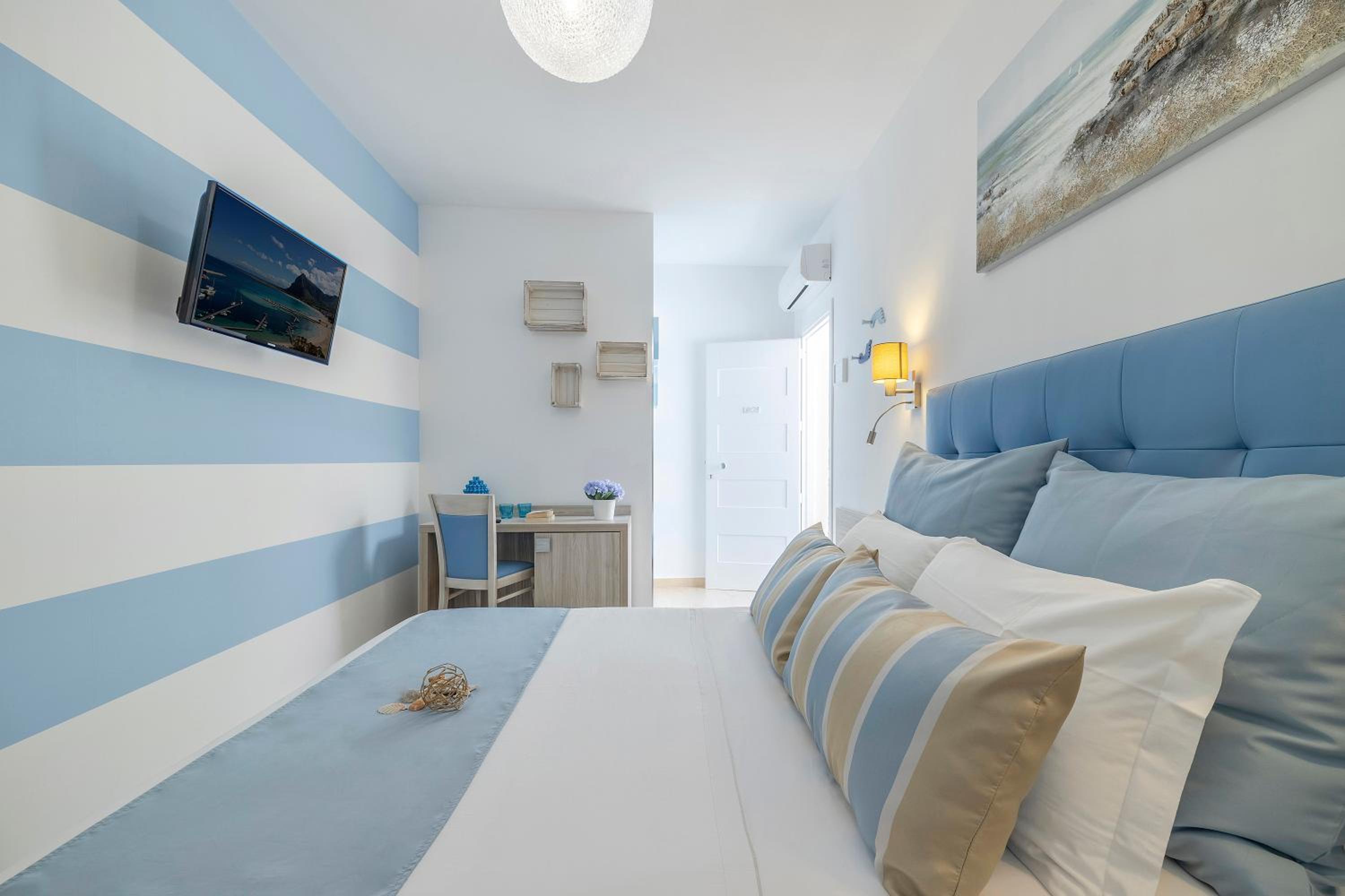 Budget Double or Twin Room without Window photo 3