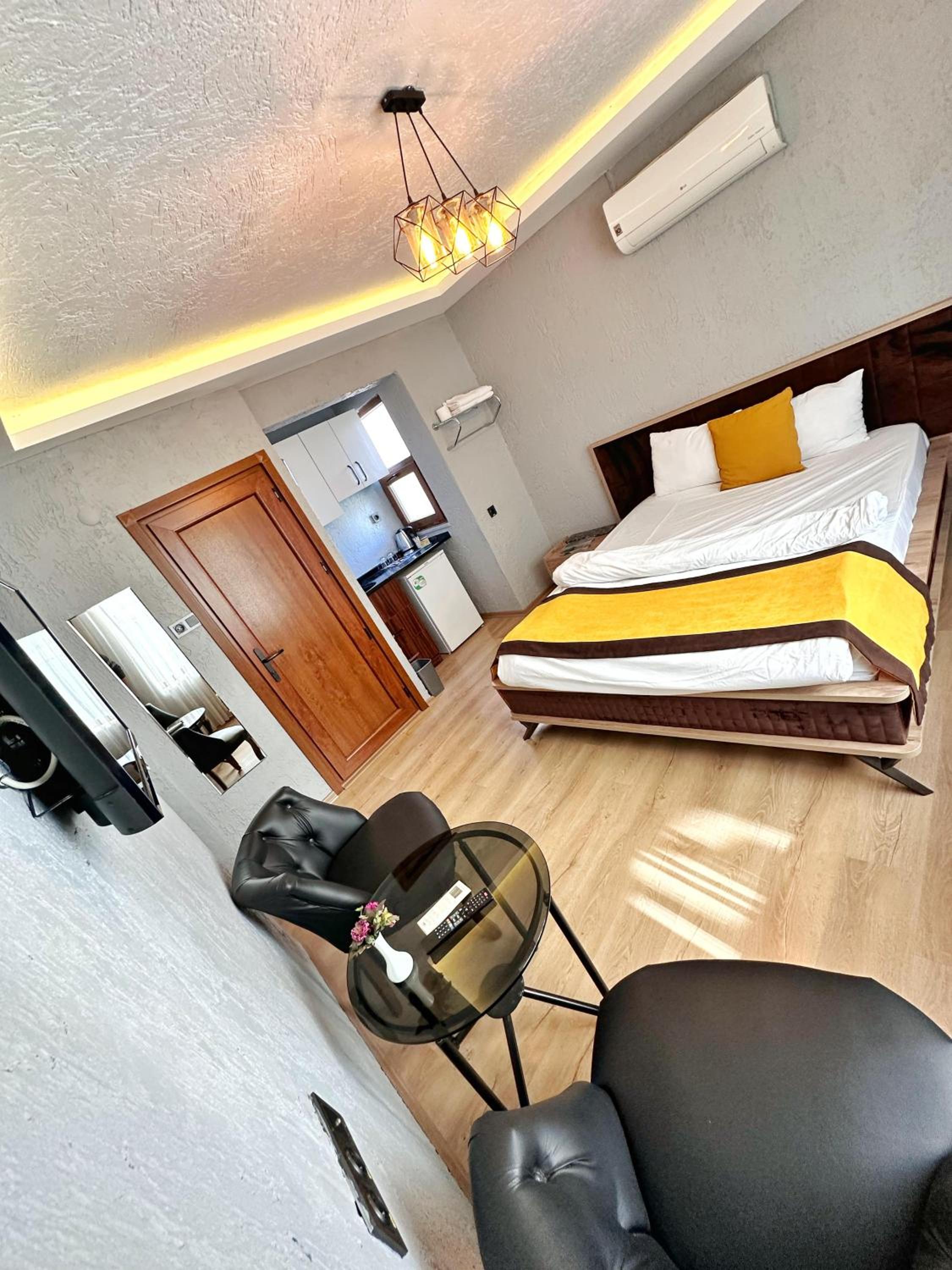 Double Room with Private Bathroom - Photo 14
