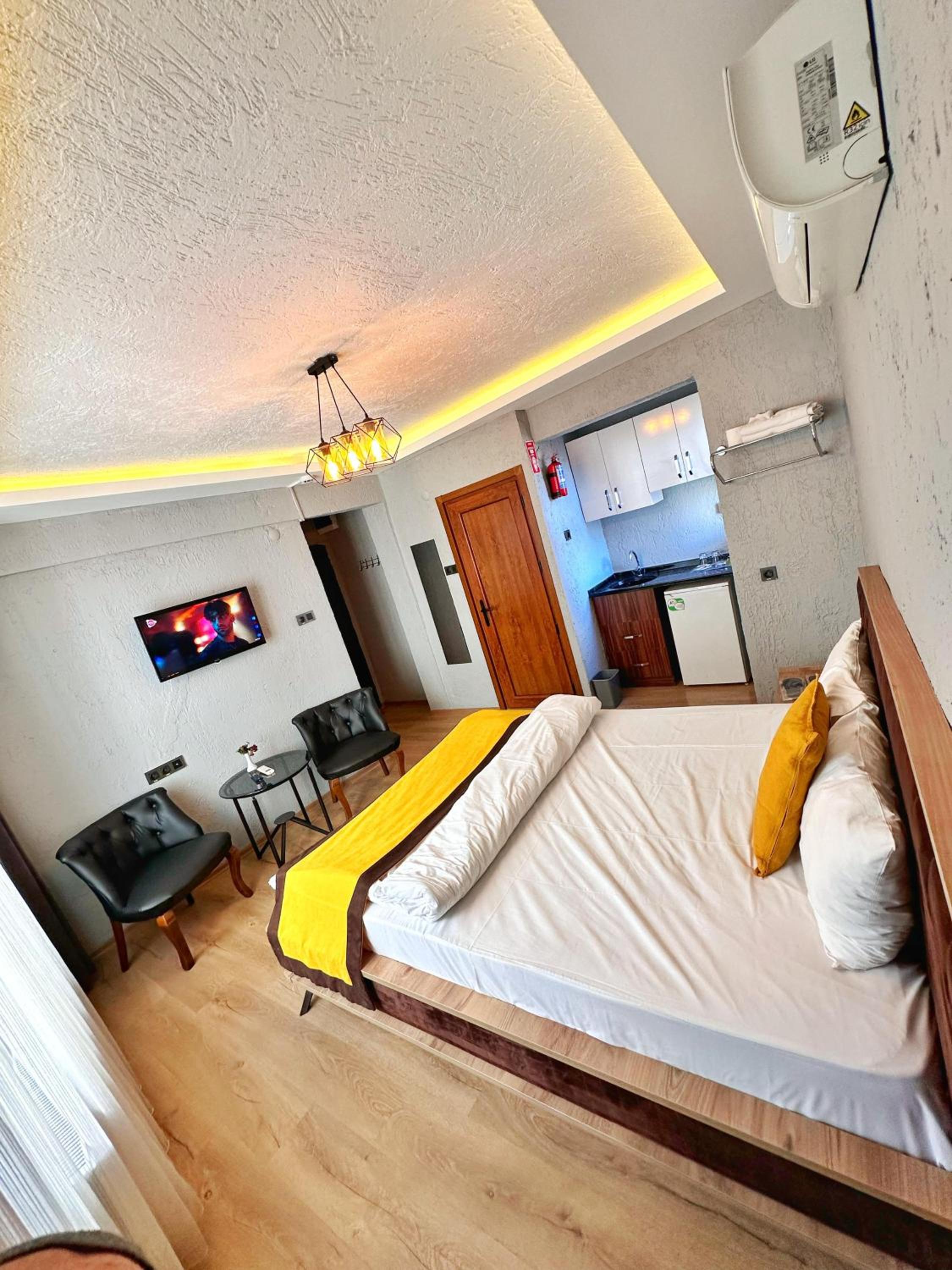 Double Room with Private Bathroom - Photo 12