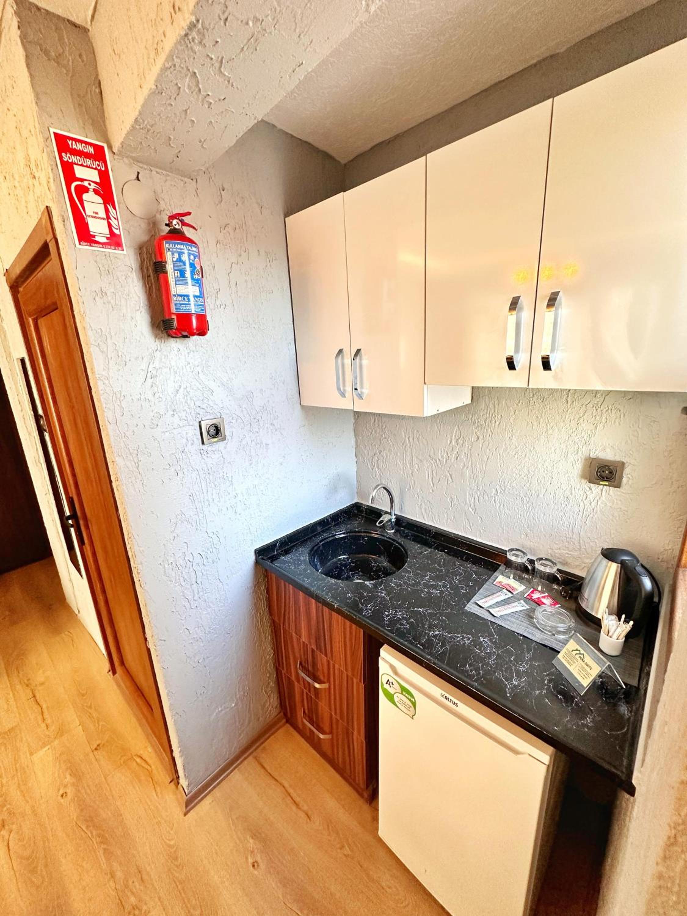 Double Room with Private Bathroom - Photo 10