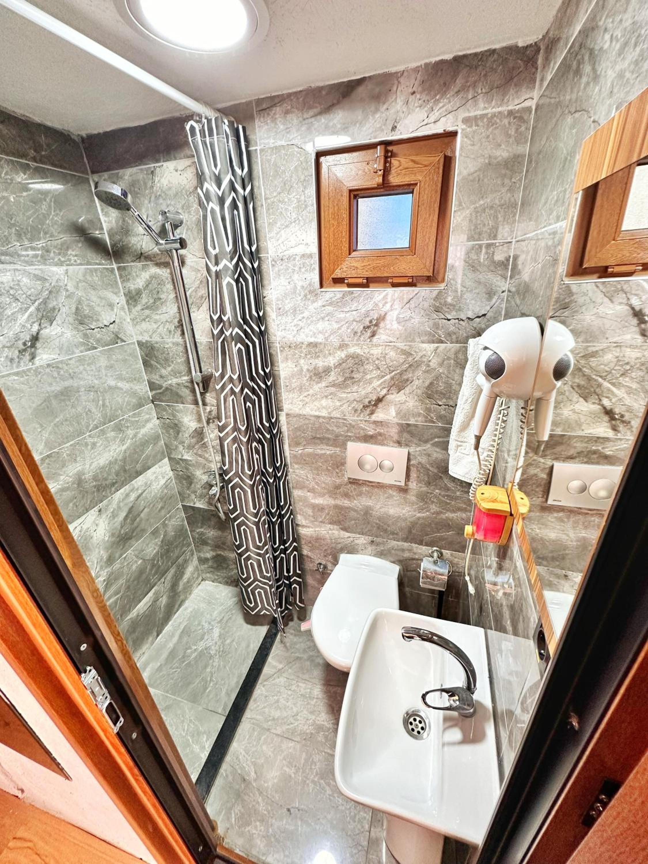 Double Room with Private Bathroom - Photo 8
