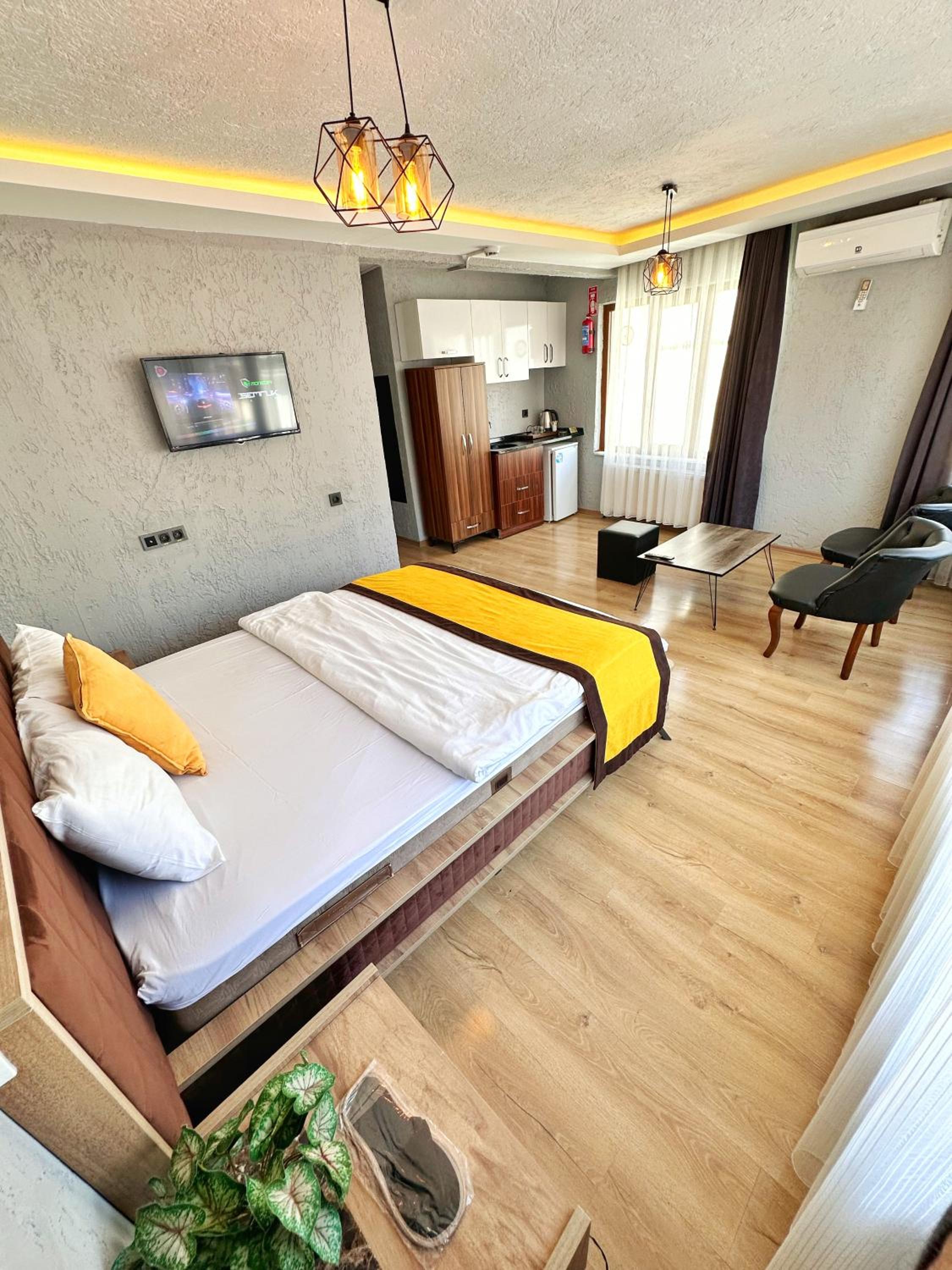 Family Room with Private Bathroom - Photo 10