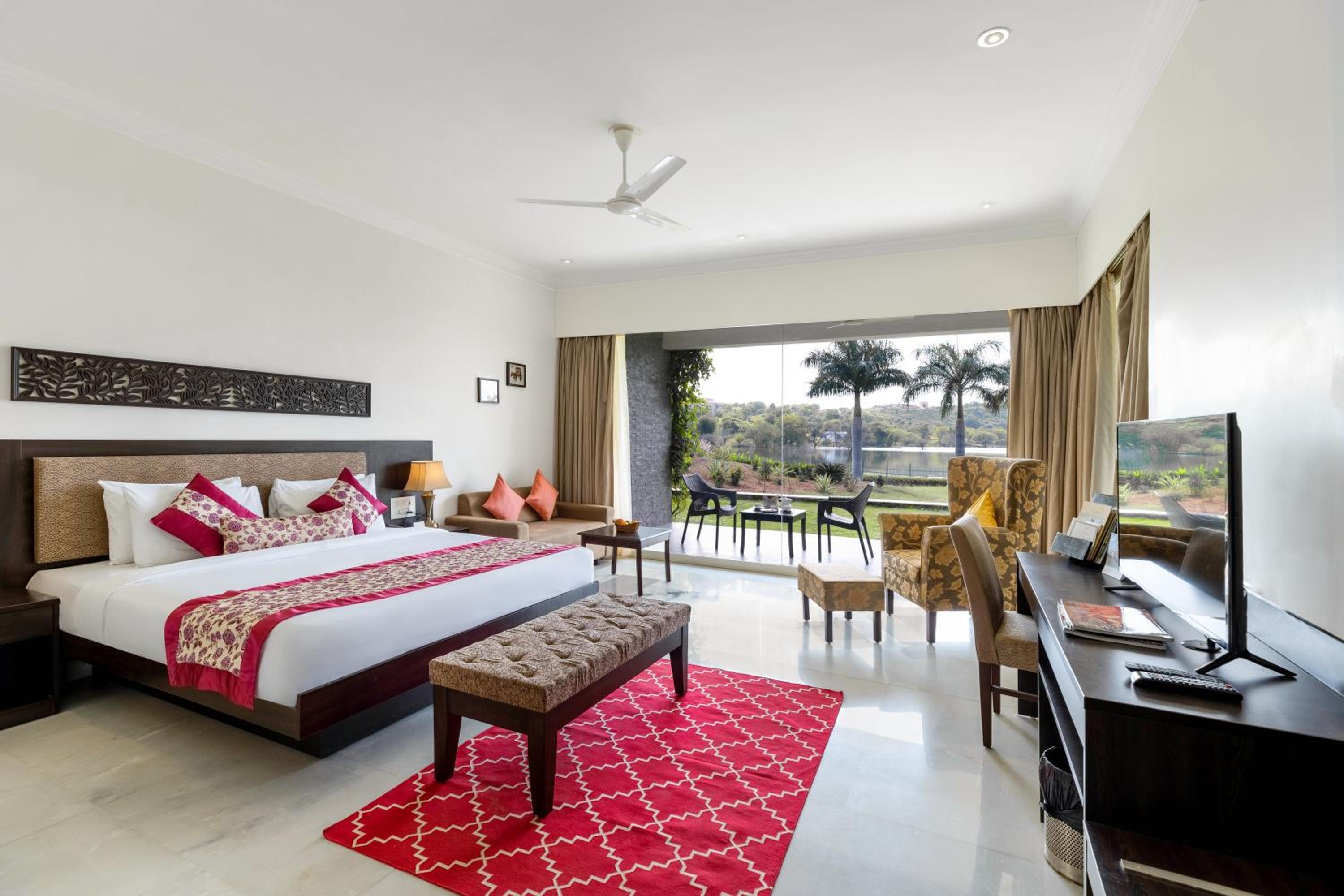 Luxury Lake View Room With Bath Tub: Early Check-In upto 3 hours (subject to availability), Complimentary Hi-Tea served with Cookies, Veg Snack(s), Complimentary Cricket photo 2