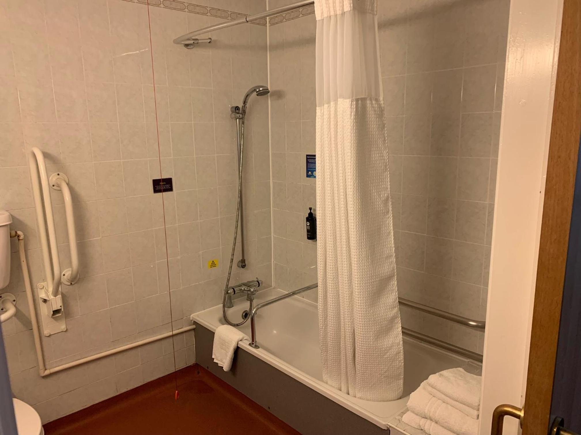 Twin Room with Two Single Beds - Mobility Accessible/Non-Smoking photo 3