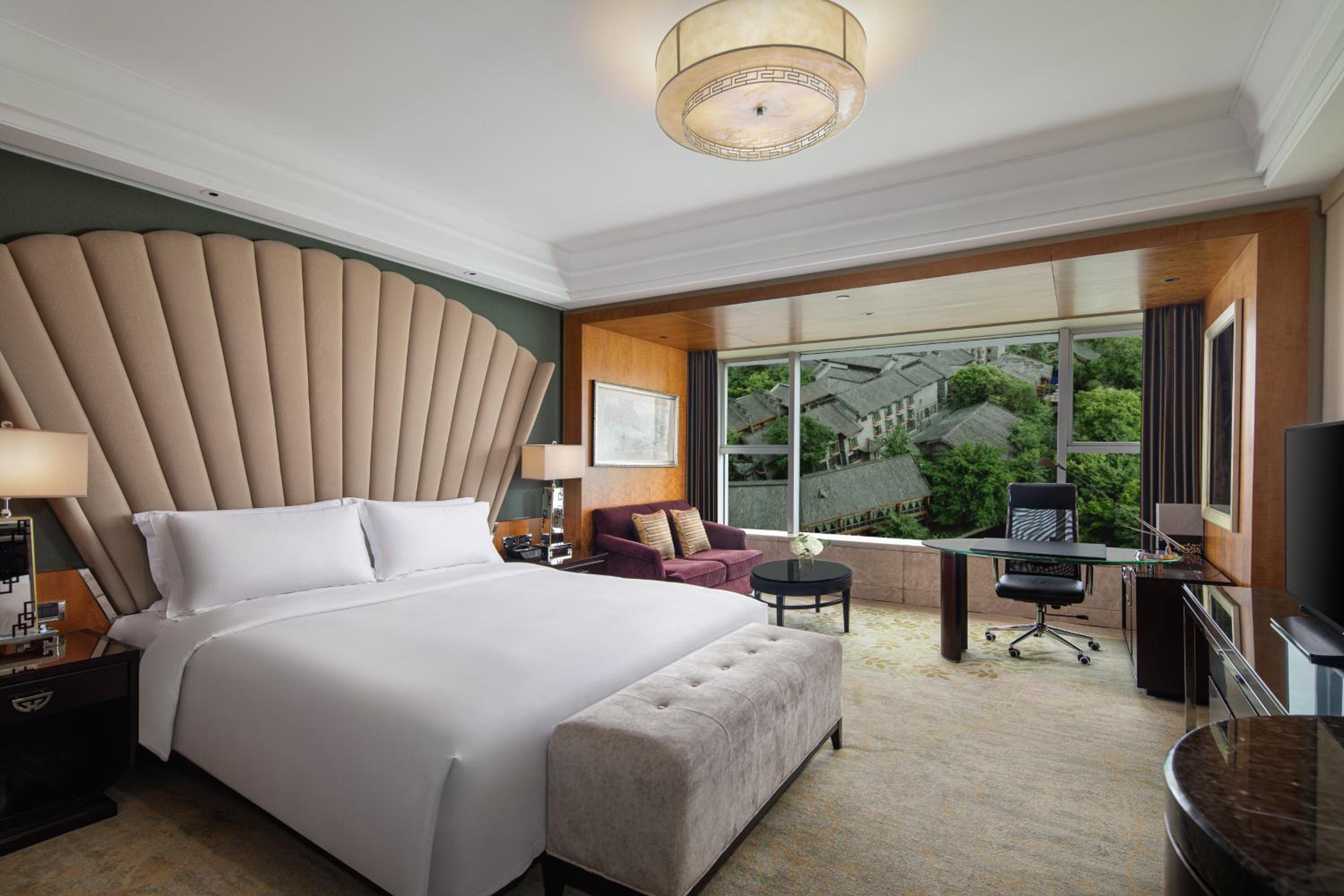 1 King Bed Premium Lounge Access - Photo 1