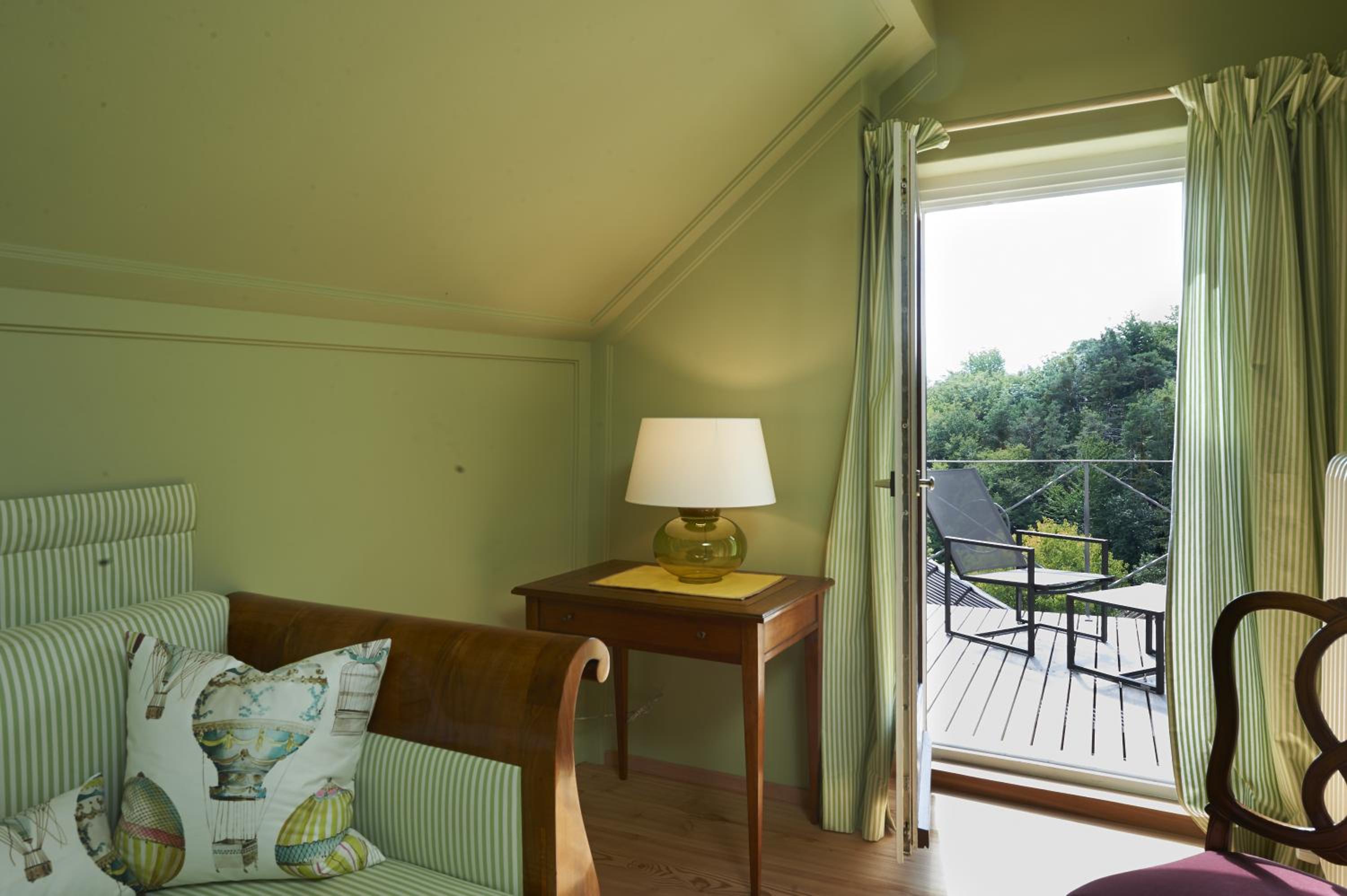 Deluxe Double Room with Balcony - Photo 4