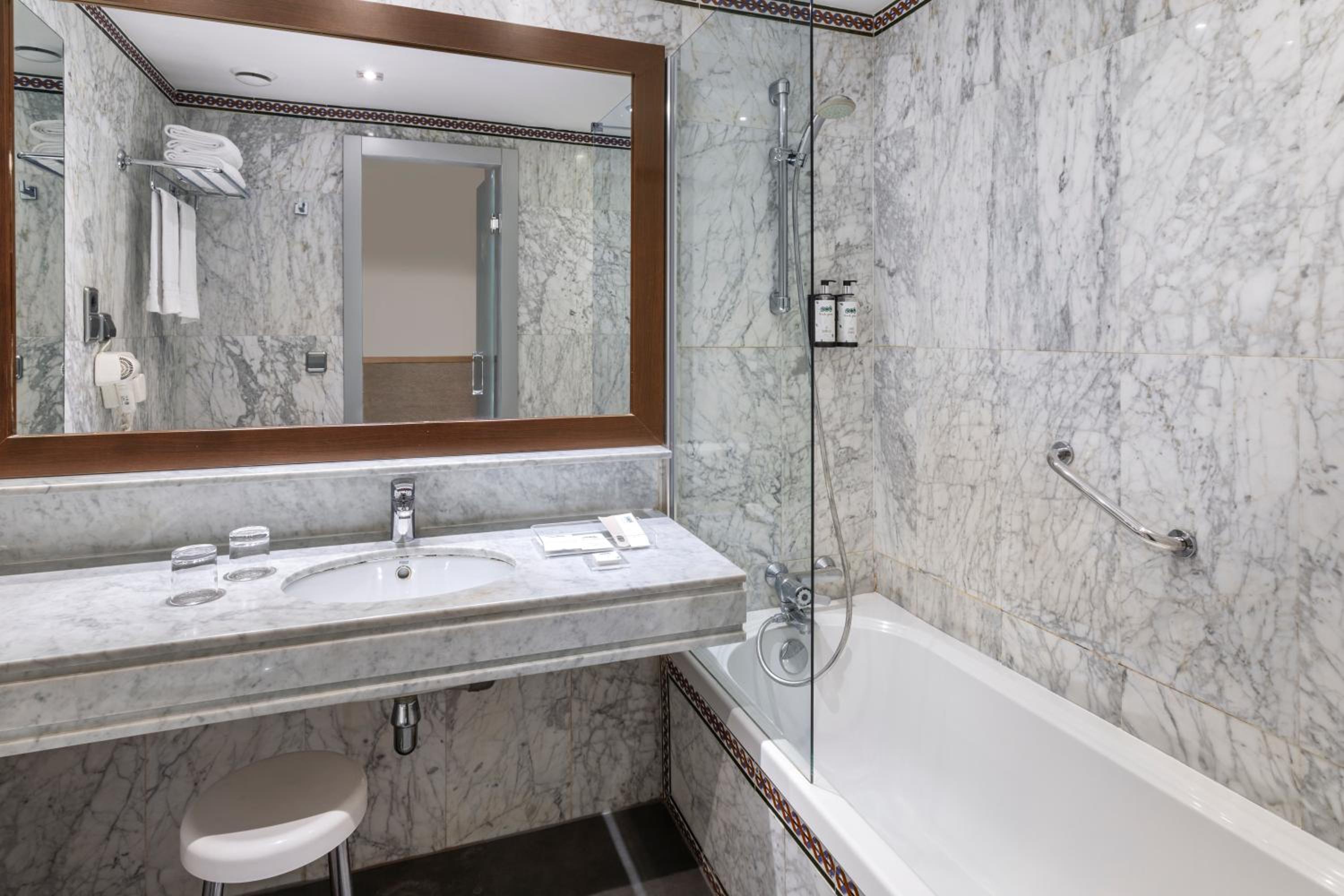 Double or Twin Room - Photo 4