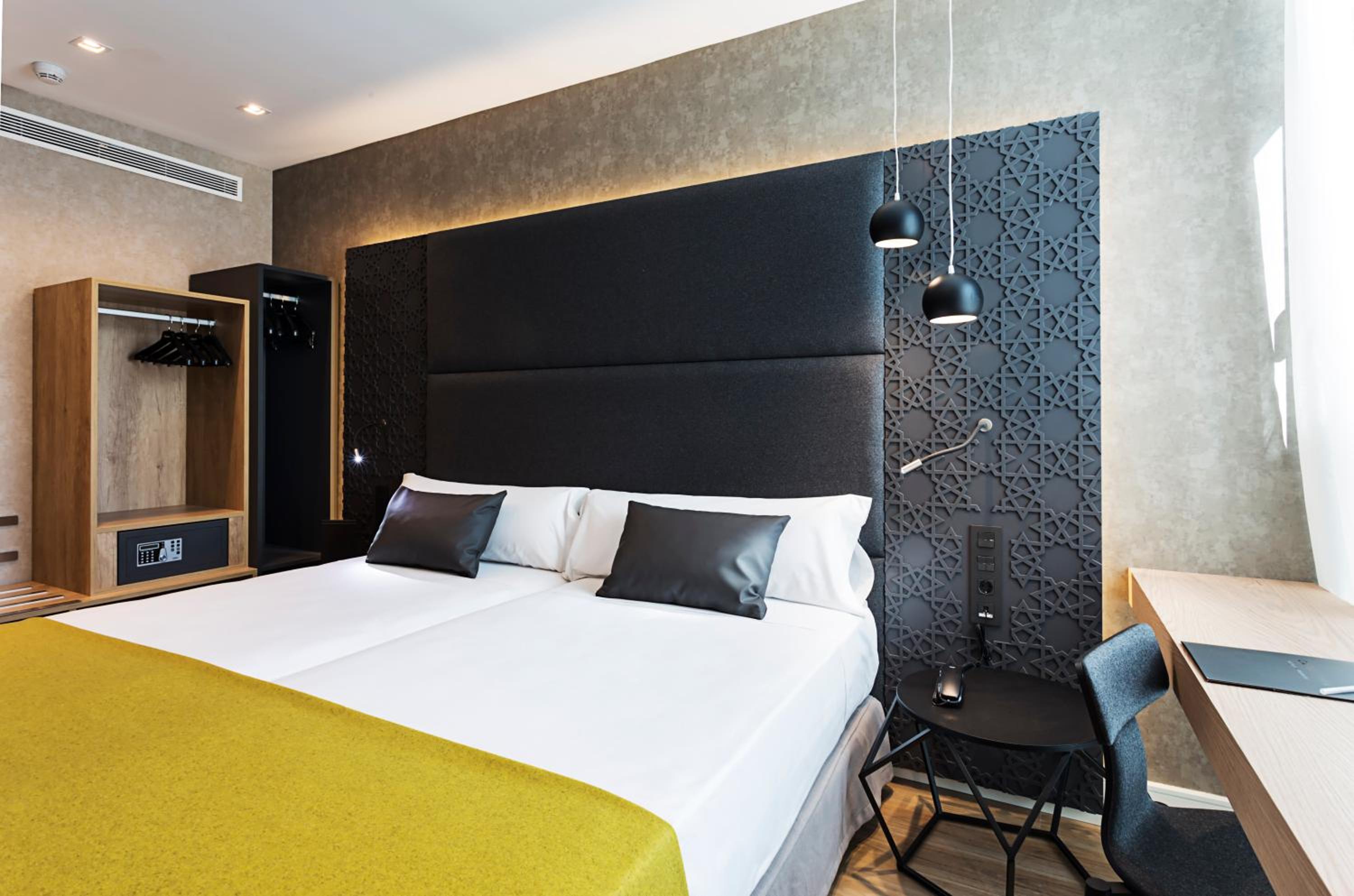 Premium Double Or Twin Room - Photo 10