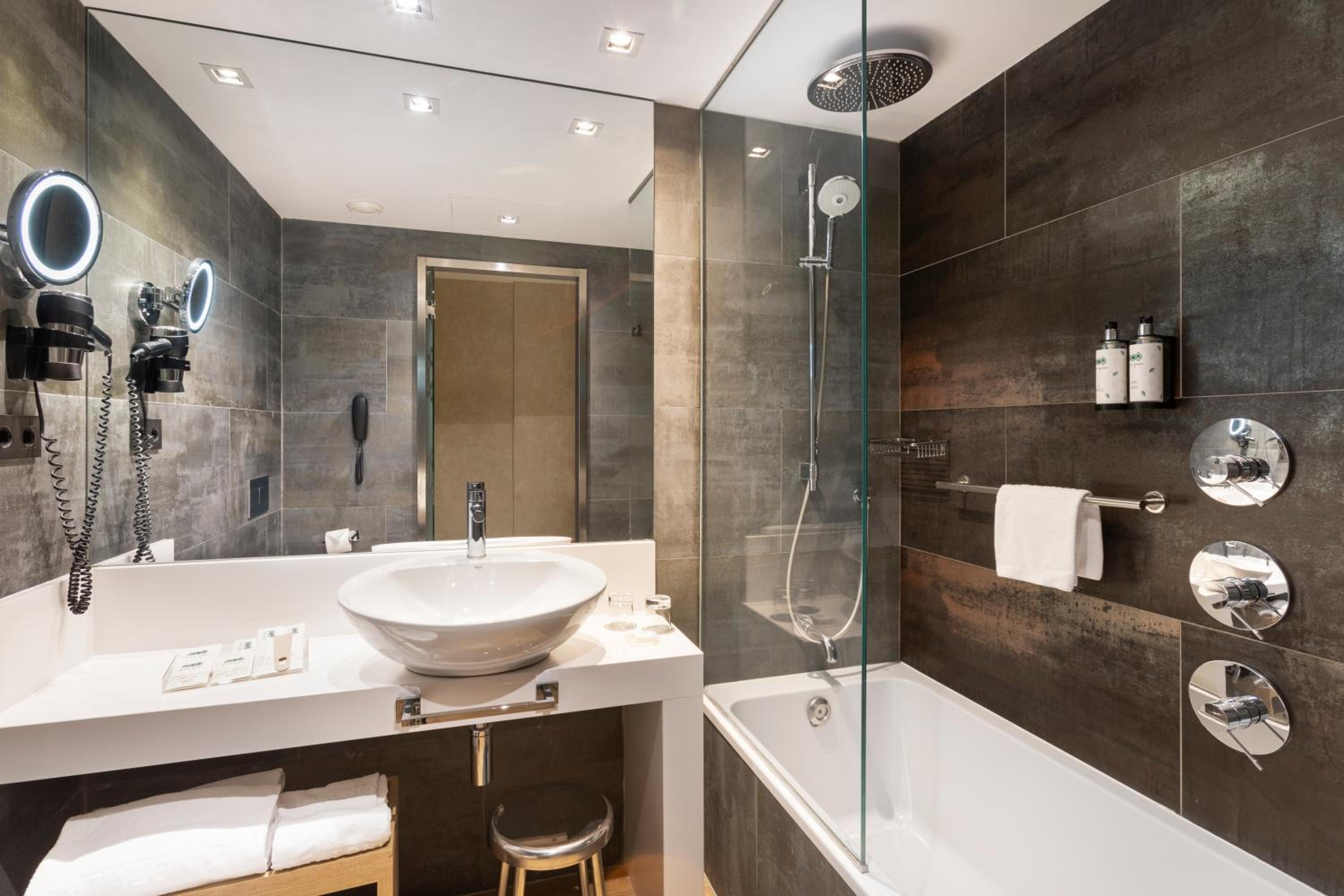 Premium Double Or Twin Room - Photo 8