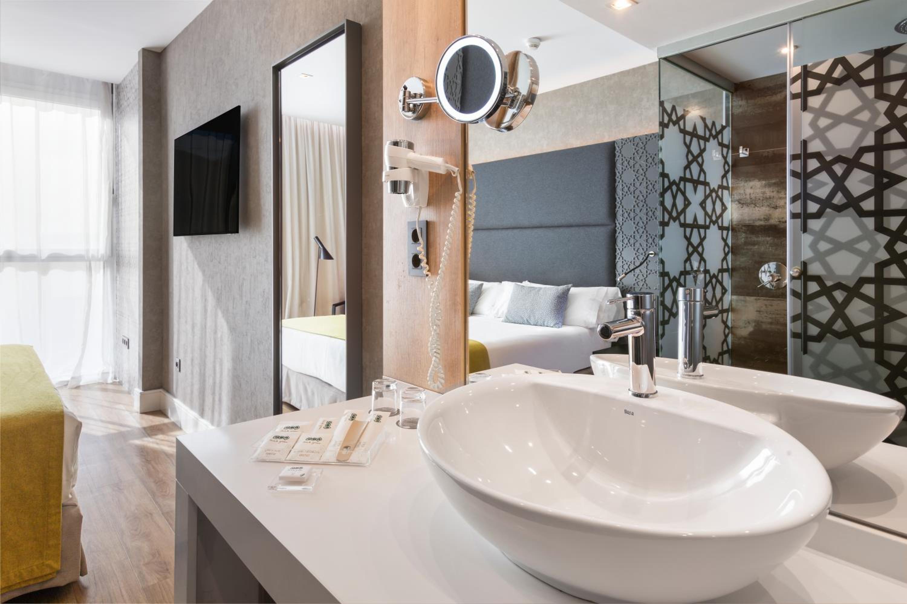 Premium Double Or Twin Room - Photo 9