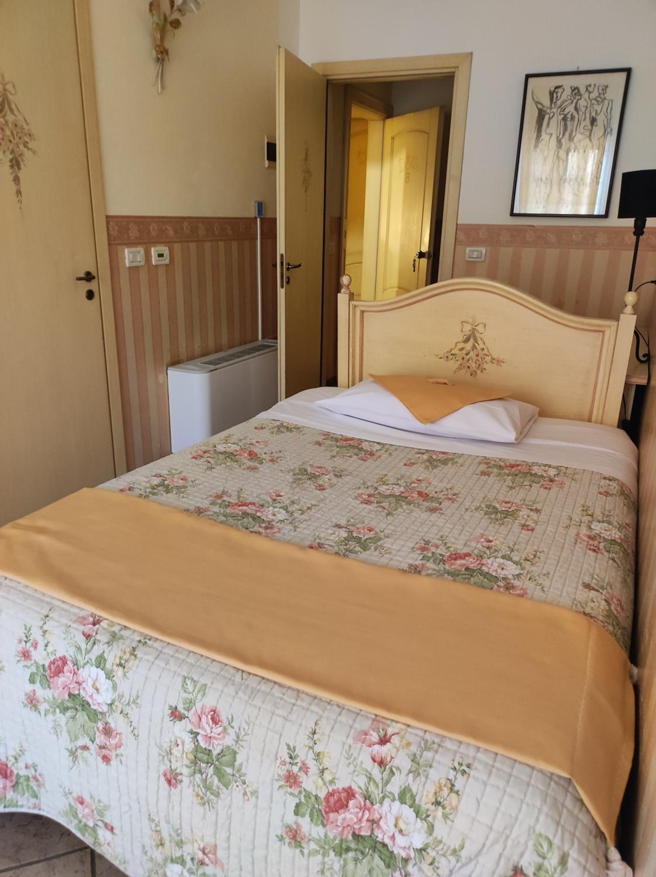 Single Room with Private Bathroom photo 1