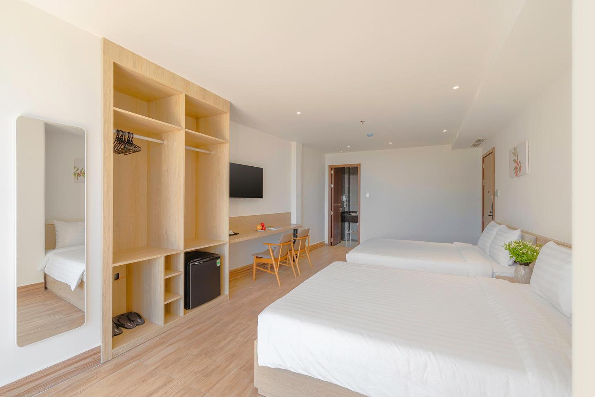 Family Room with Lake View - Photo 7