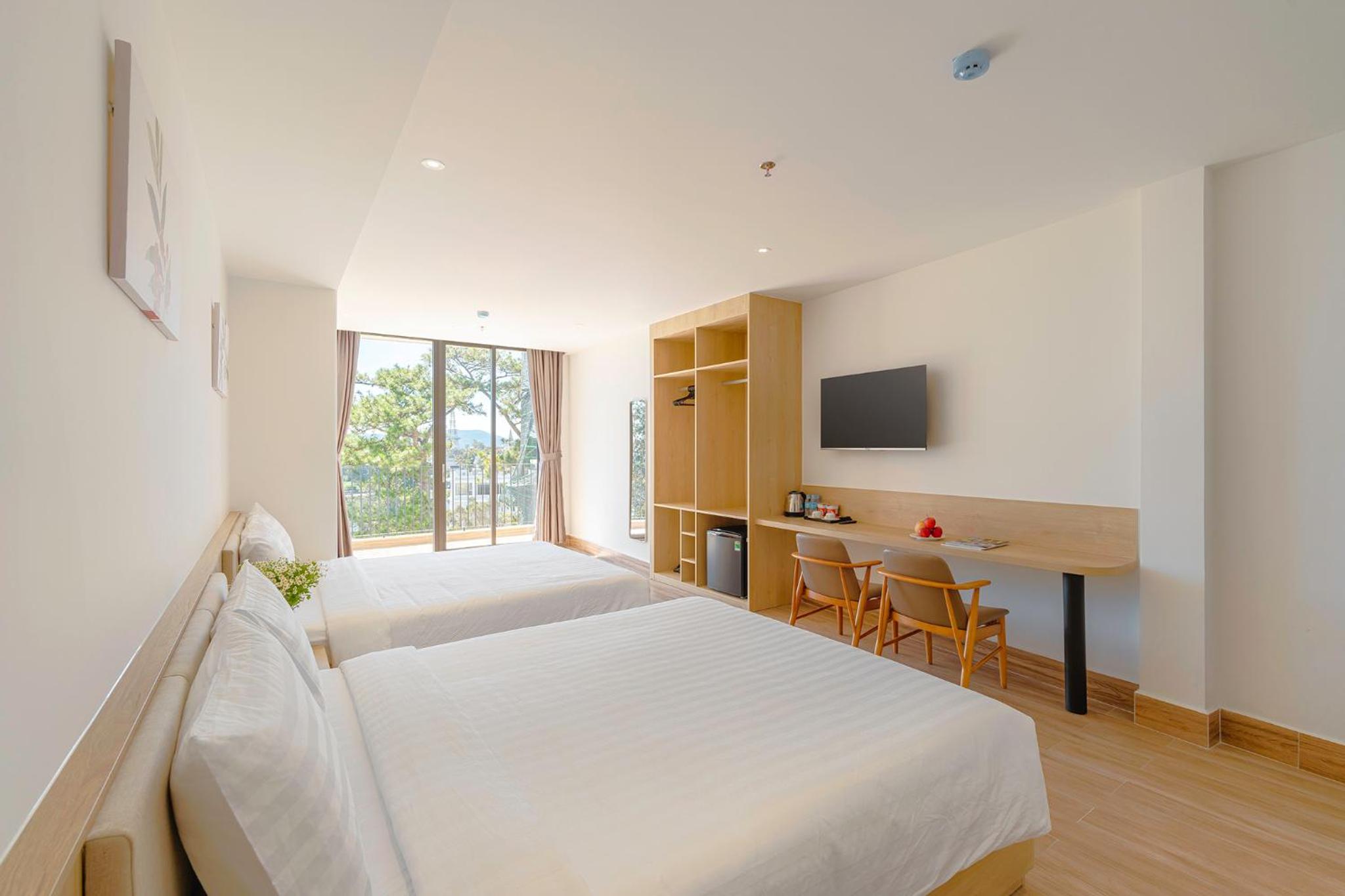 Family Room with Lake View - Photo 5