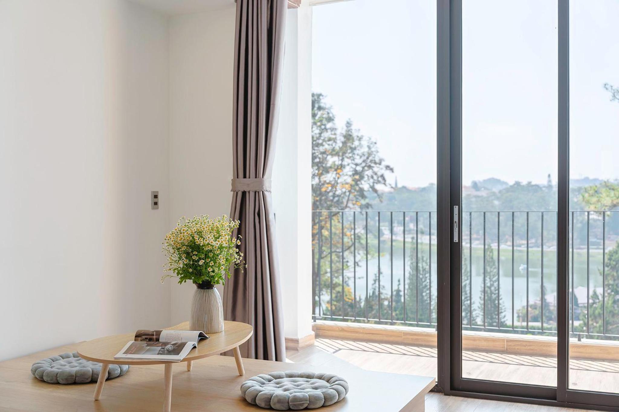 Family Room with Lake View - Photo 3