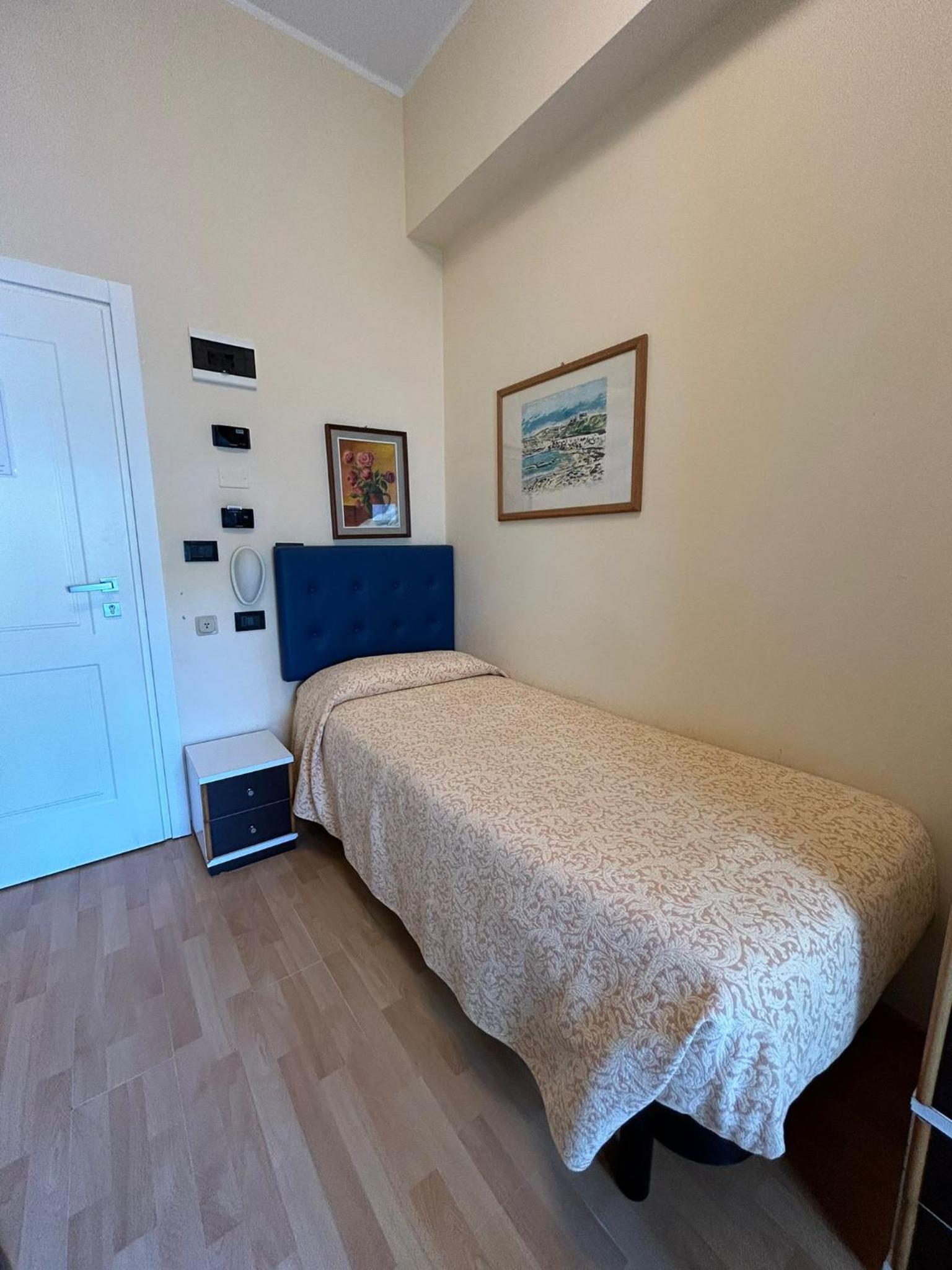 Single Room photo 2