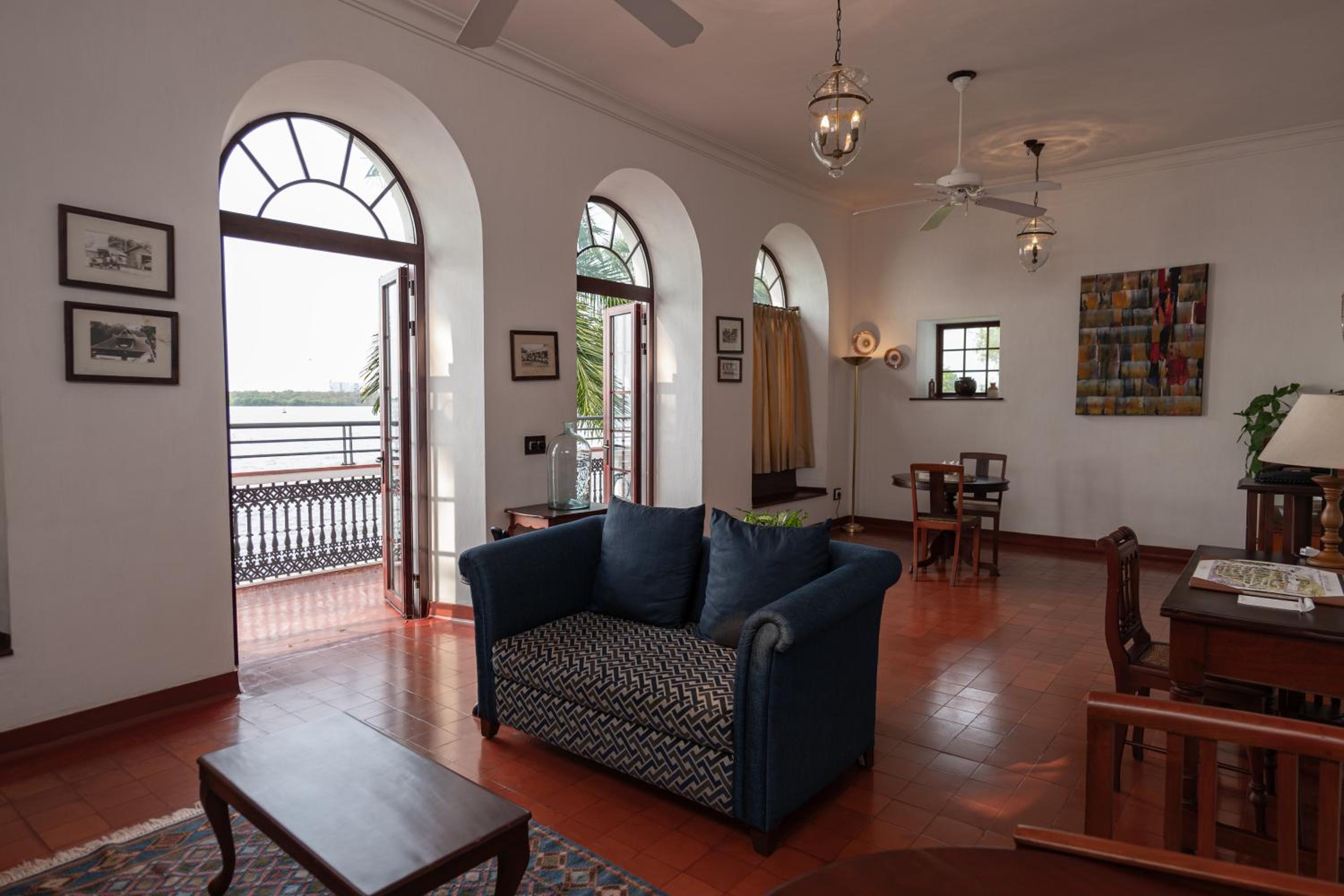 Deluxe Sea Facing Suite with Balcony - Complimentary Sunset cruise for 45 minutes - Photo 2