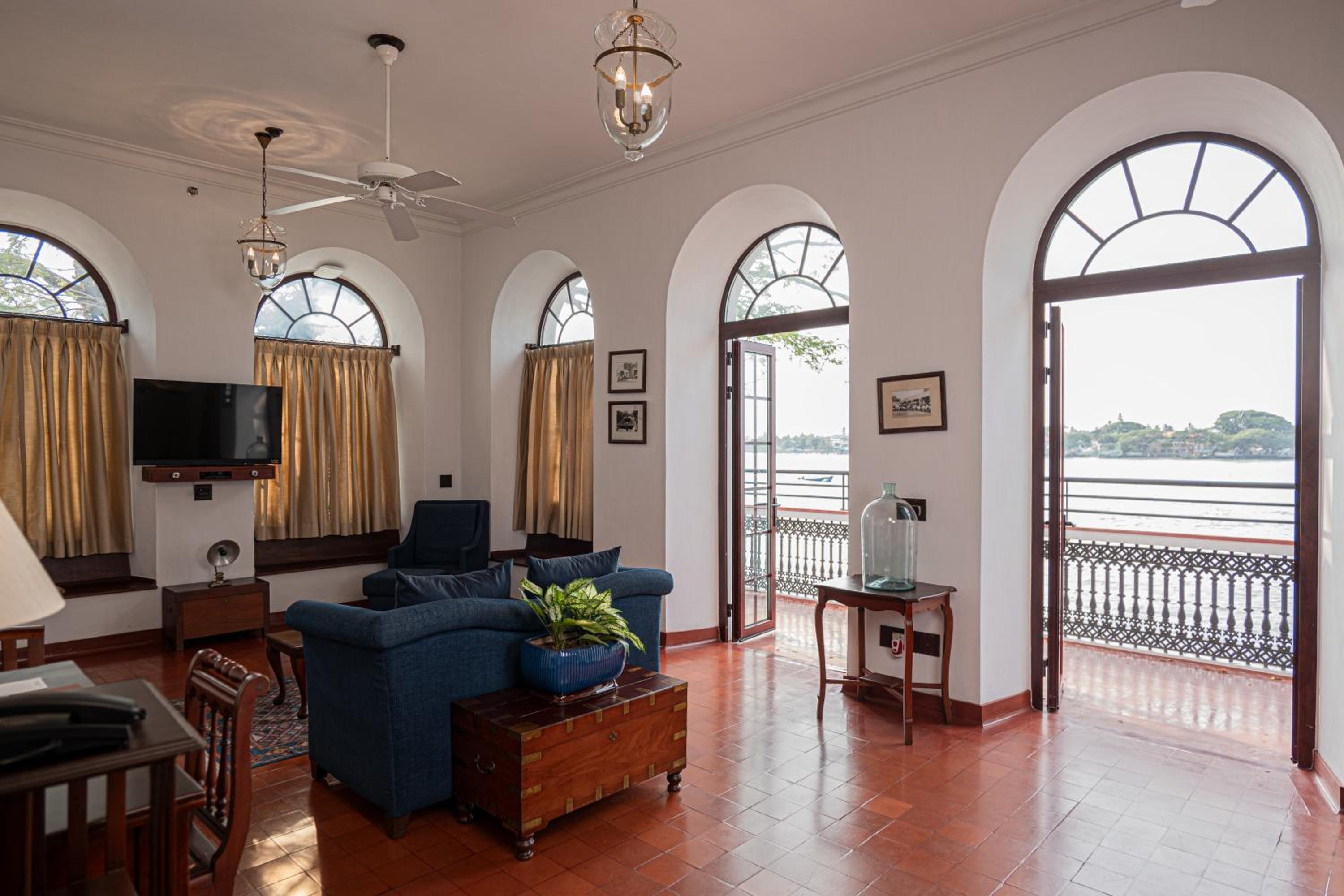 Deluxe Sea Facing Suite with Balcony - Complimentary Sunset cruise for 45 minutes - Photo 3