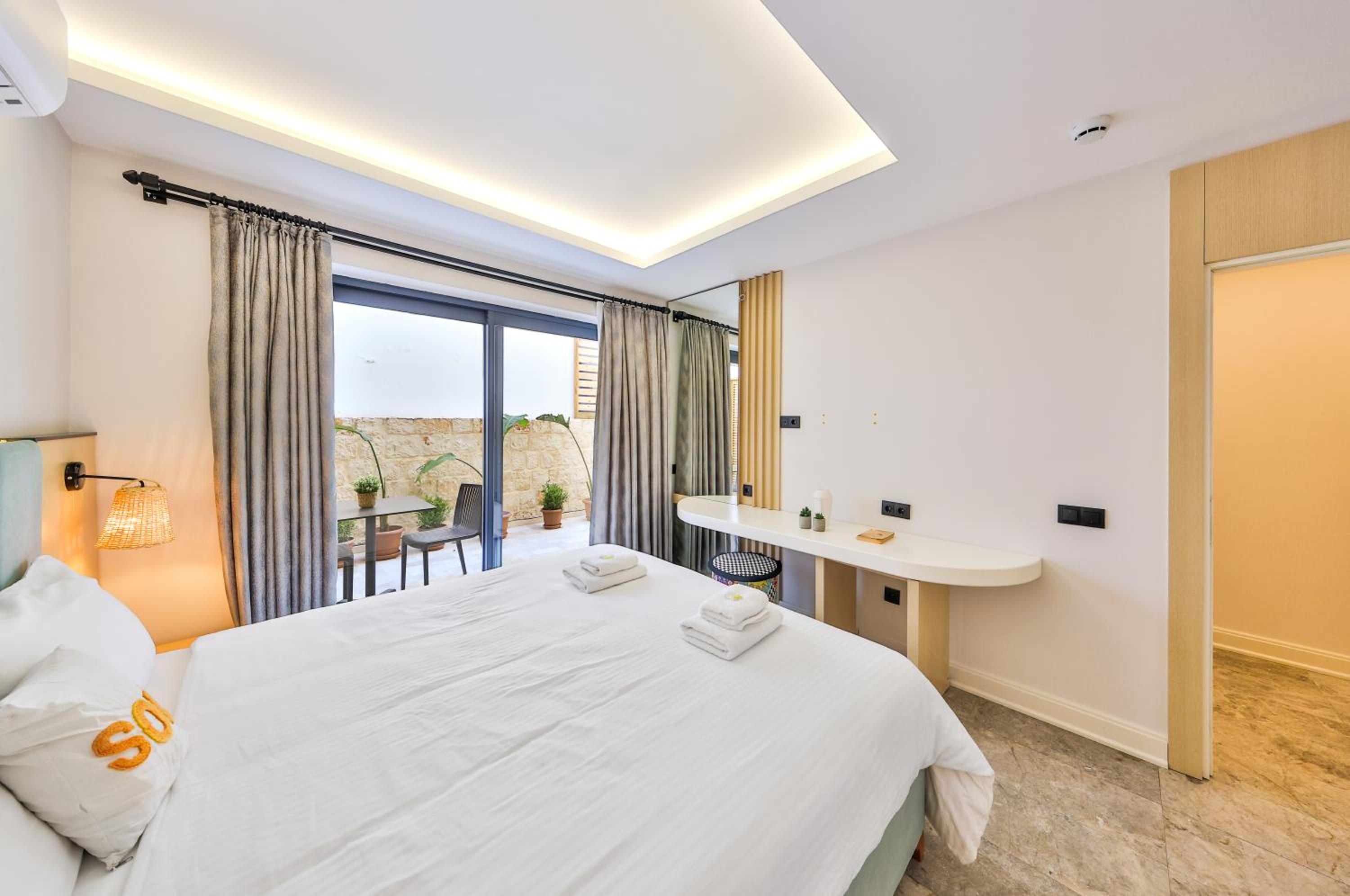Deluxe Suite - Photo 14