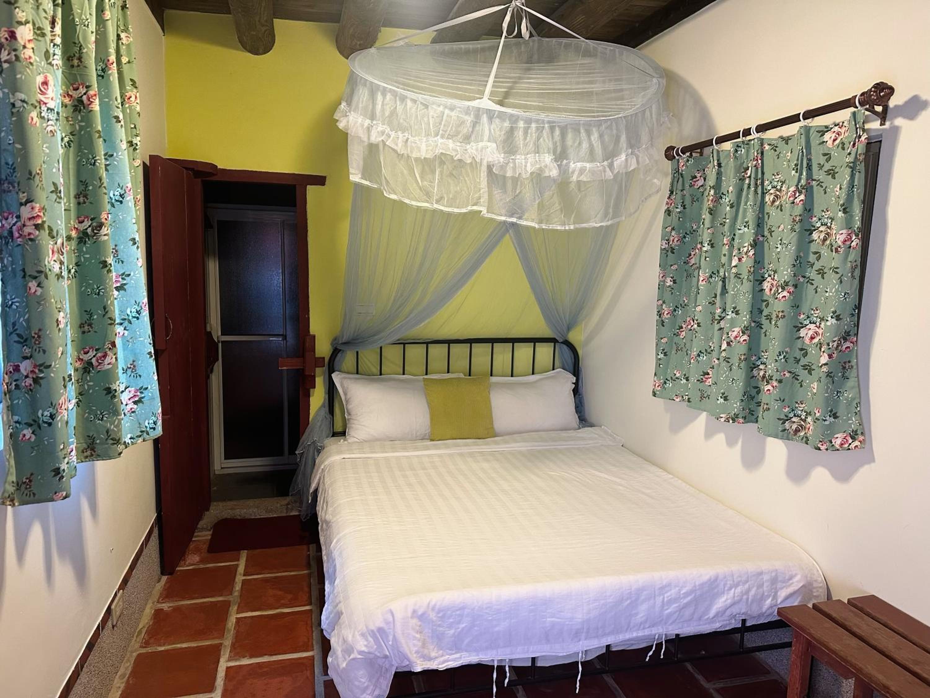Quadruple Room with Private Bathroom photo 2
