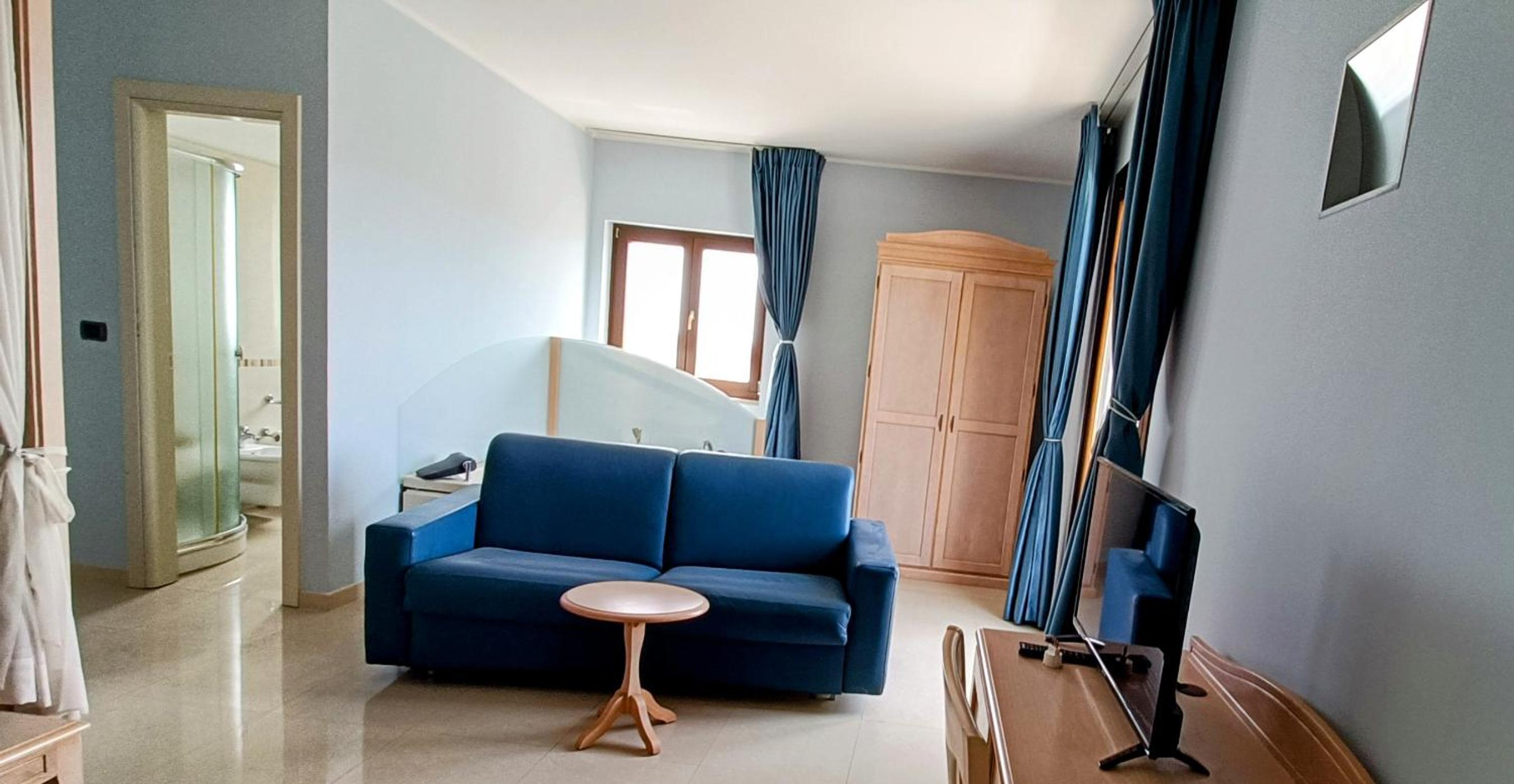 Suite with Balcony - Photo 13