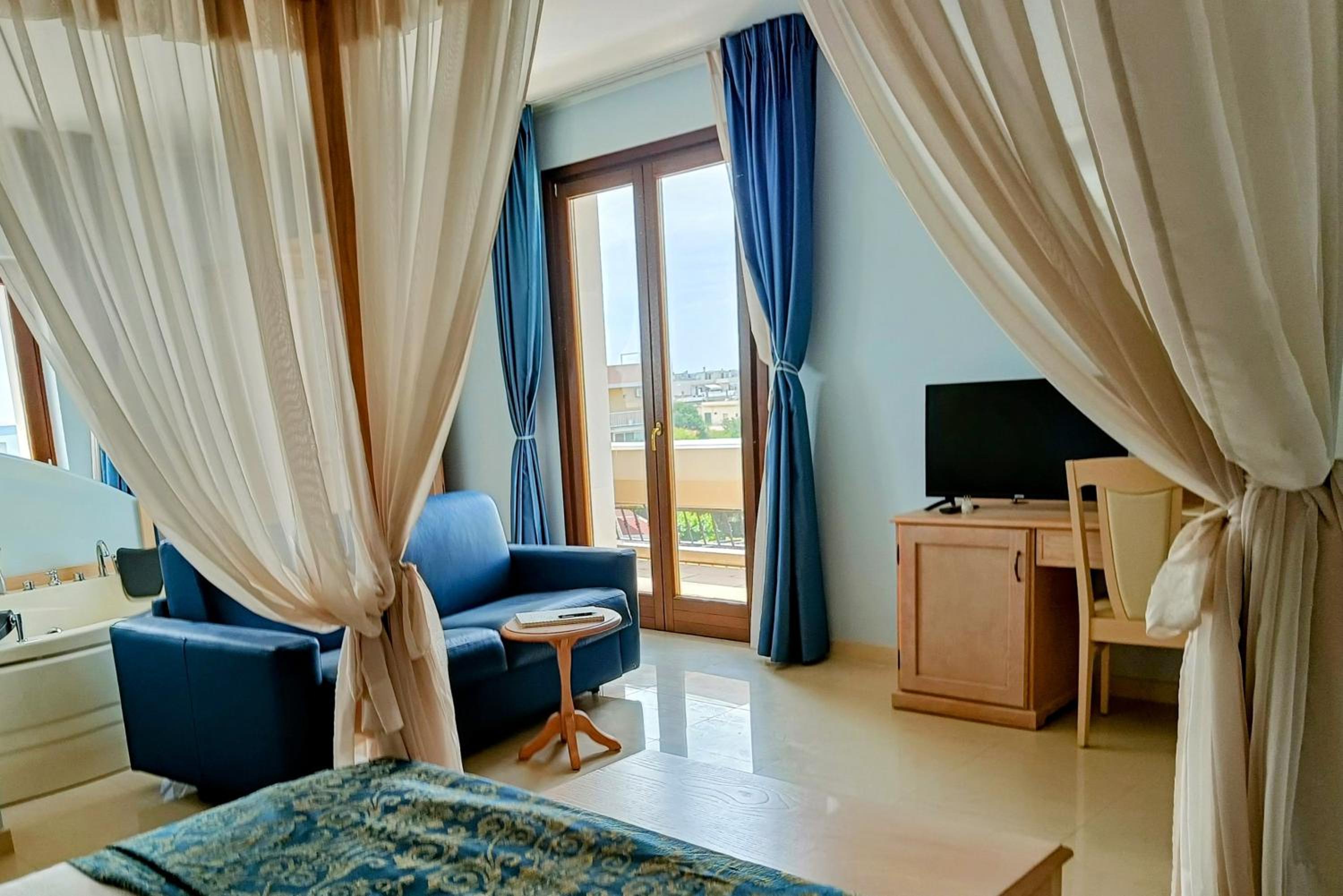 Suite with Balcony - Photo 10